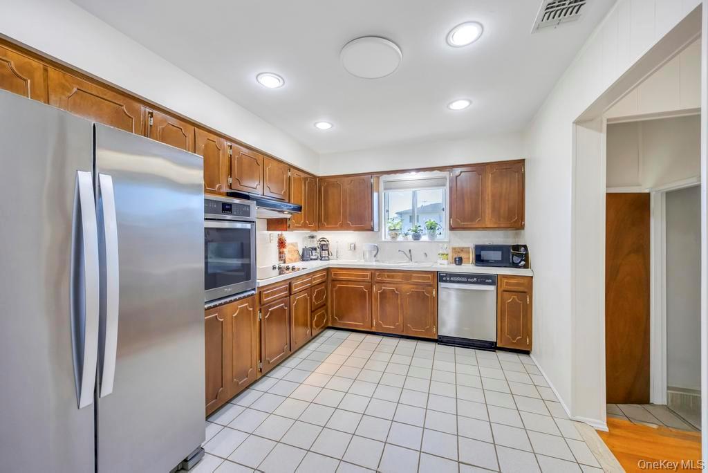 #4 photo, 7 Montana Street, Hicksville , NY 11801