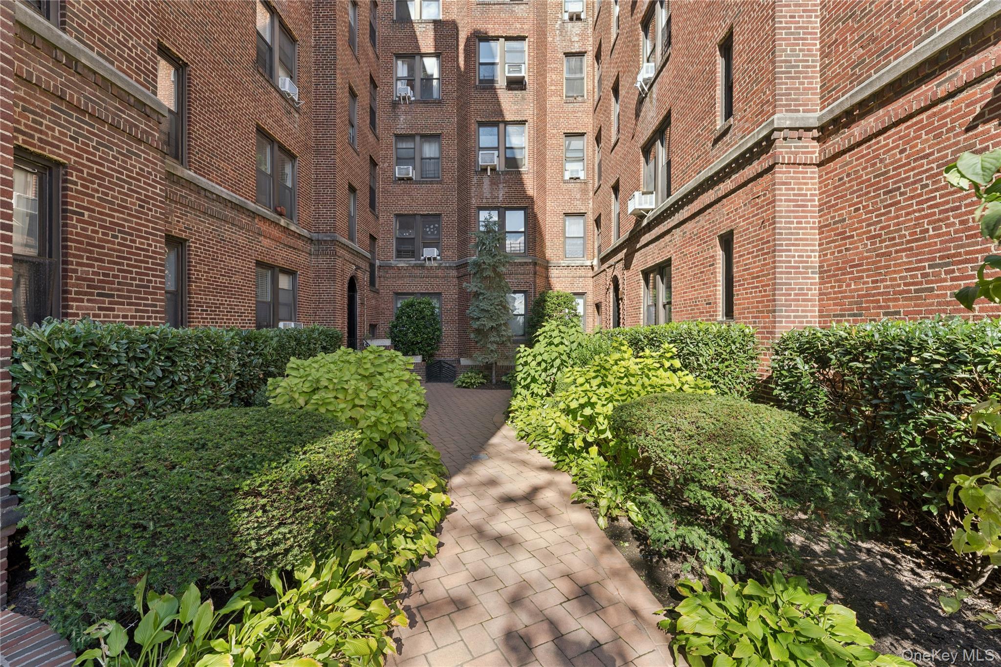 #2 photo, 115 25 84th Avenue, クイーンズ区 Kew Garden Hills , NY 11418