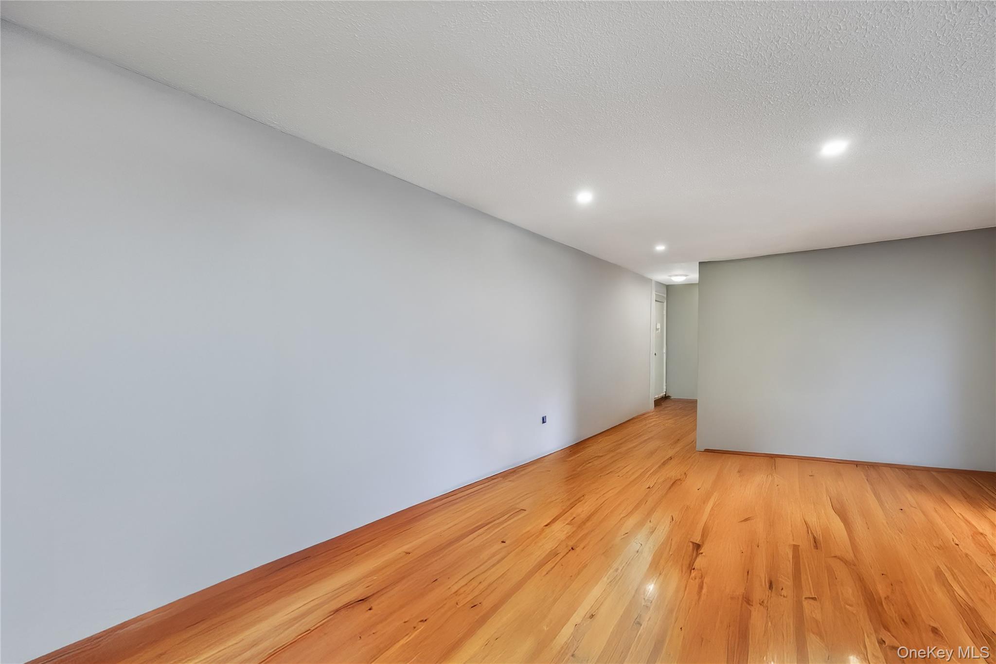 #4 photo, 2449 Union Blvd, サフォーク郡 Islip , NY 11751