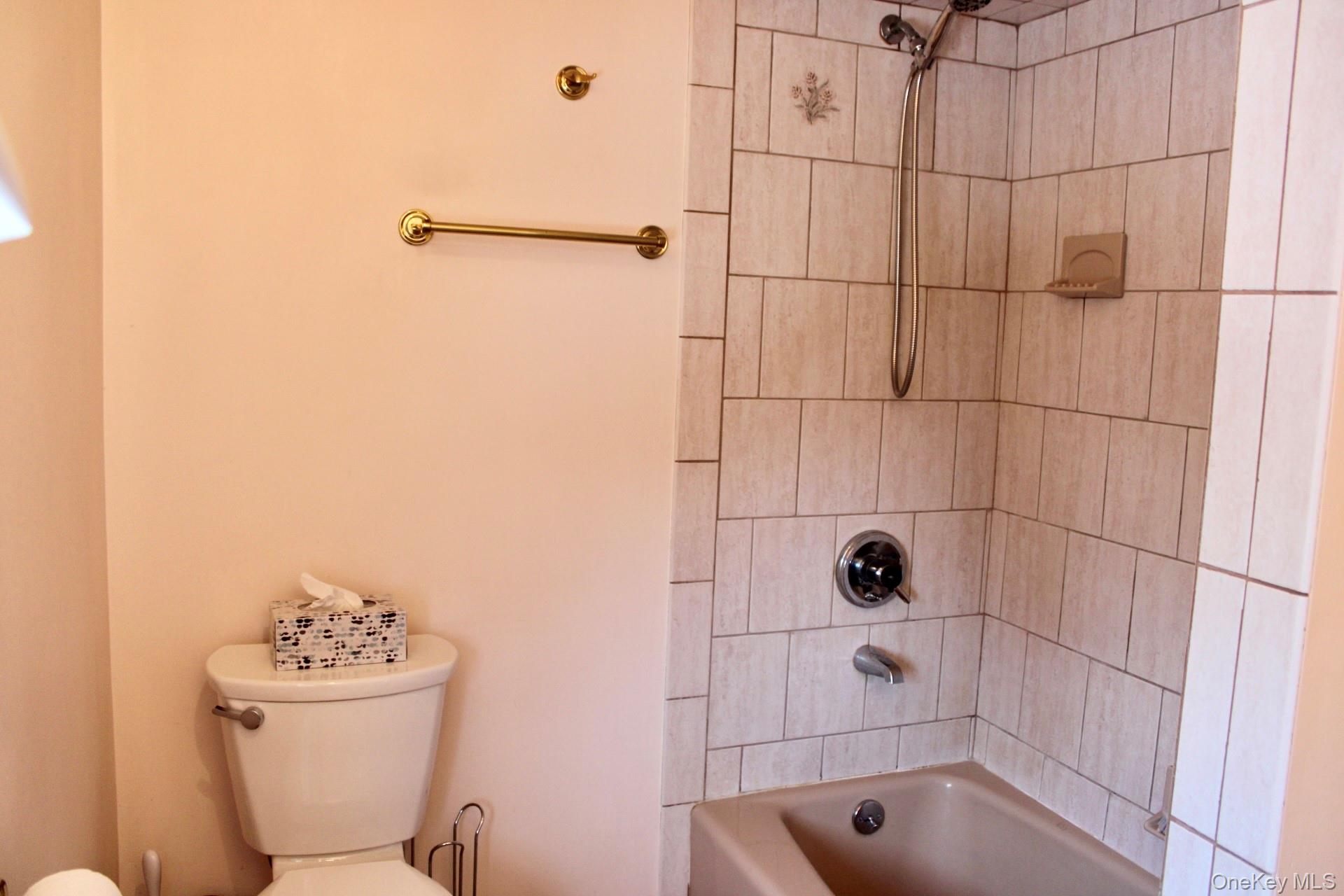 #6 photo, 23 Thompson Place, Lynbrook , NY 11563