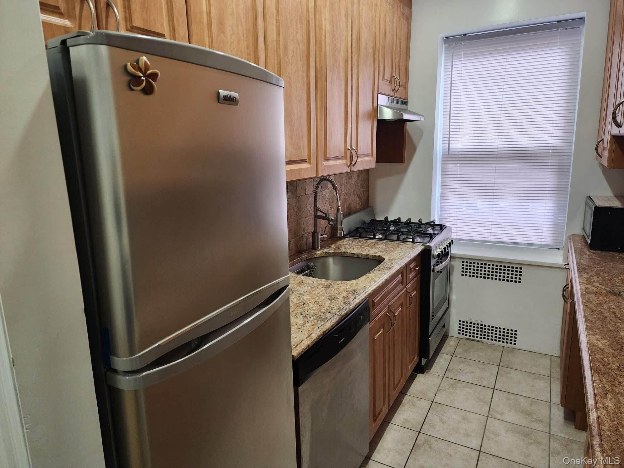 #4 photo, 69-11 Yellowstone Boulevard, Forest Hills , NY 11375