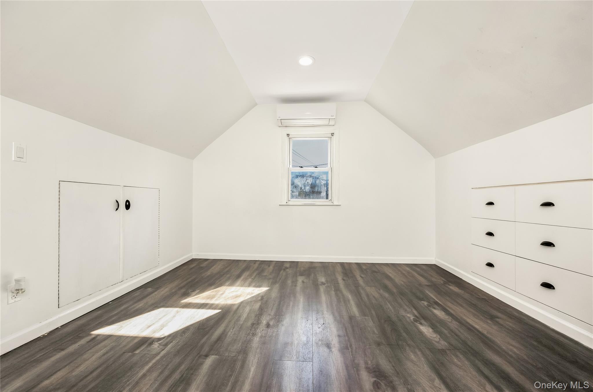 #13 photo, 104 Carlls Path, サフォーク郡 North Babylon , NY 11703