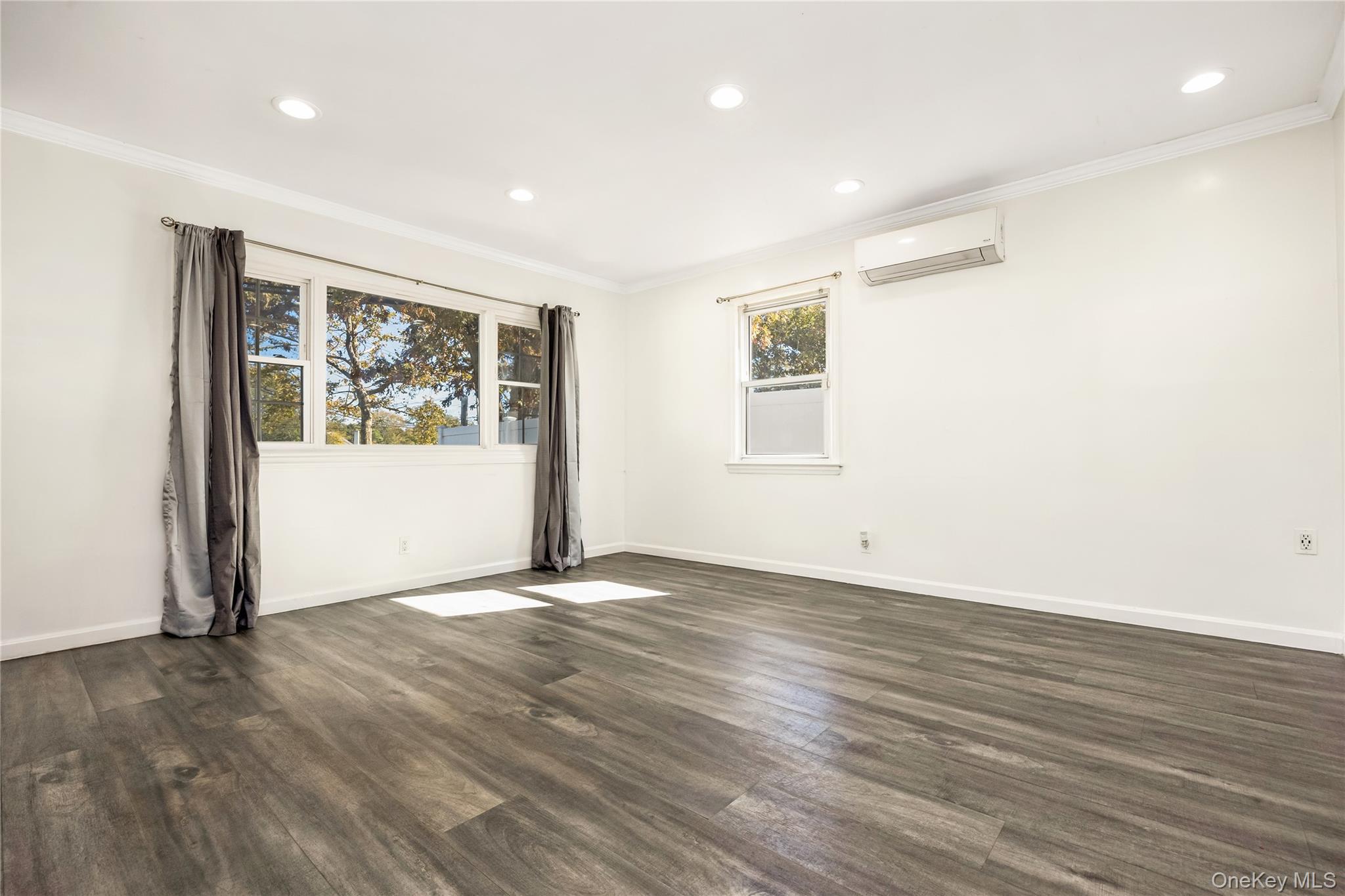 #4 photo, 104 Carlls Path, サフォーク郡 North Babylon , NY 11703