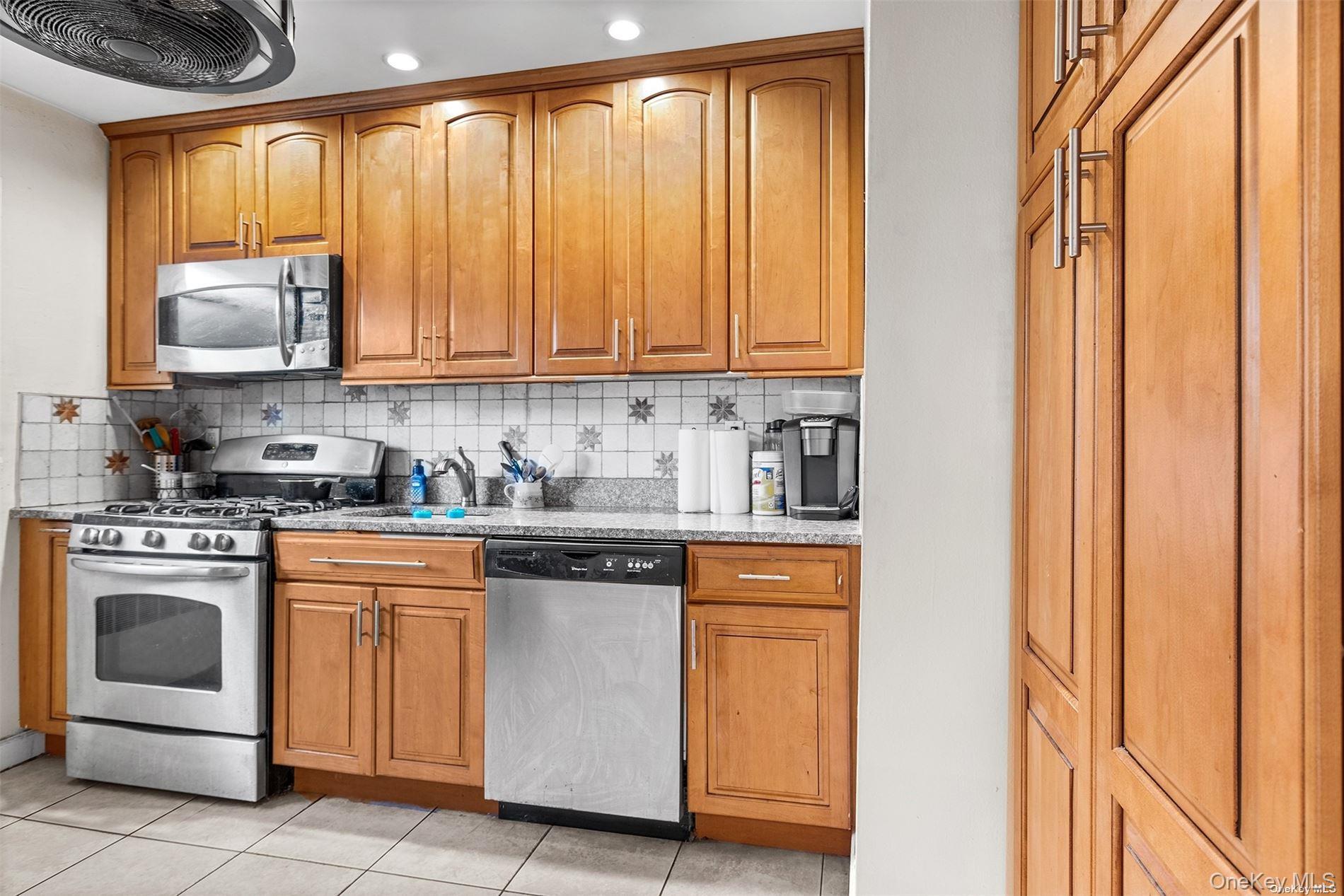 #6 photo, 73-10 220th Street, クイーンズ区 Oakland Gardens , NY 11364