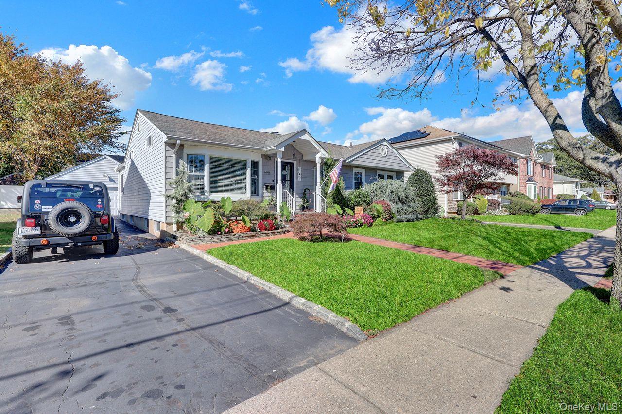 #2 photo, 600 Dogwood Avenue, Franklin Square , NY 11010