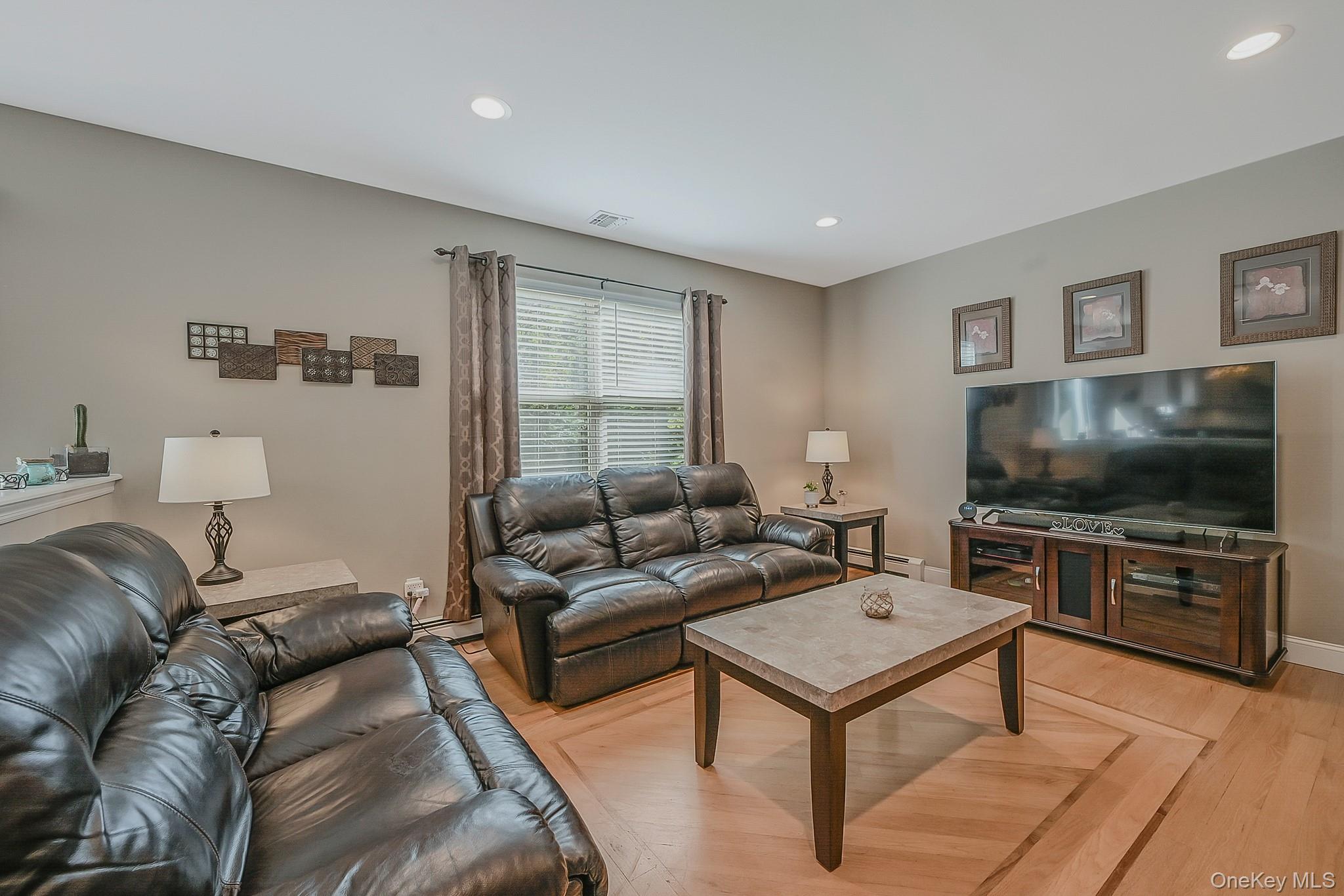 #11 photo, 3 Farmhouse Drive, サフォーク郡 Ridge , NY 11961