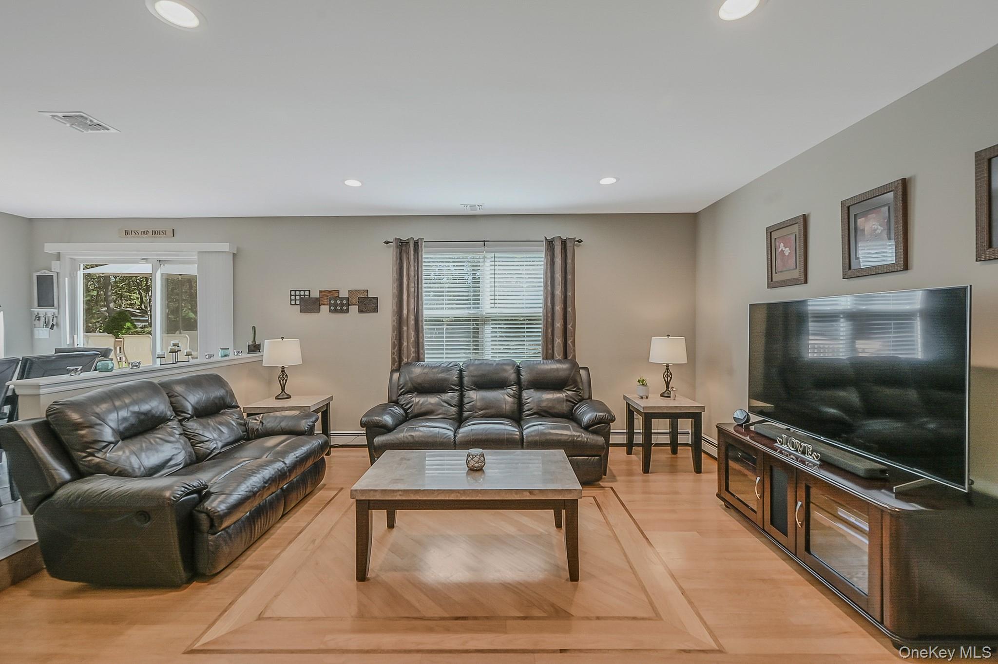 #13 photo, 3 Farmhouse Drive, サフォーク郡 Ridge , NY 11961