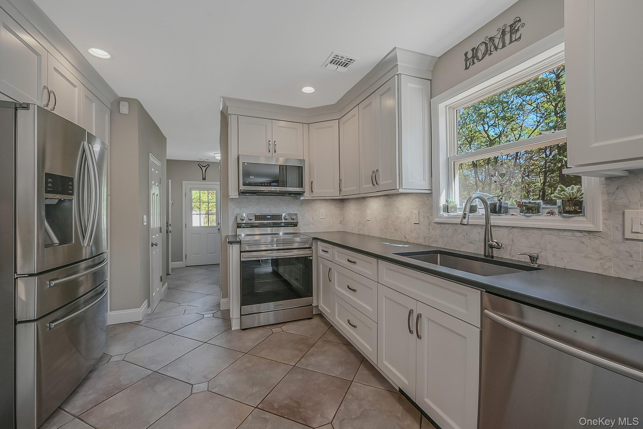 #8 photo, 3 Farmhouse Drive, サフォーク郡 Ridge , NY 11961