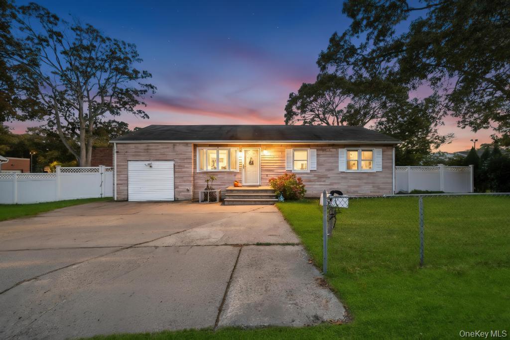 #1 photo, 3 Francisco Avenue, サフォーク郡 Central Islip , NY 11722