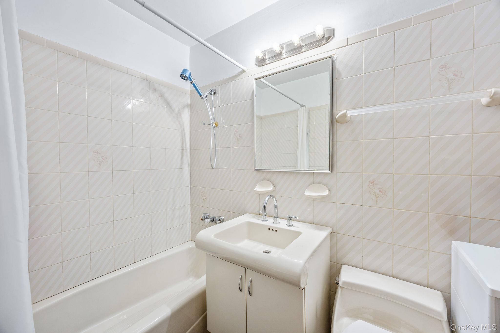 #14 photo, 2427 78th Street, クイーンズ区 East Elmhurst , NY 11370