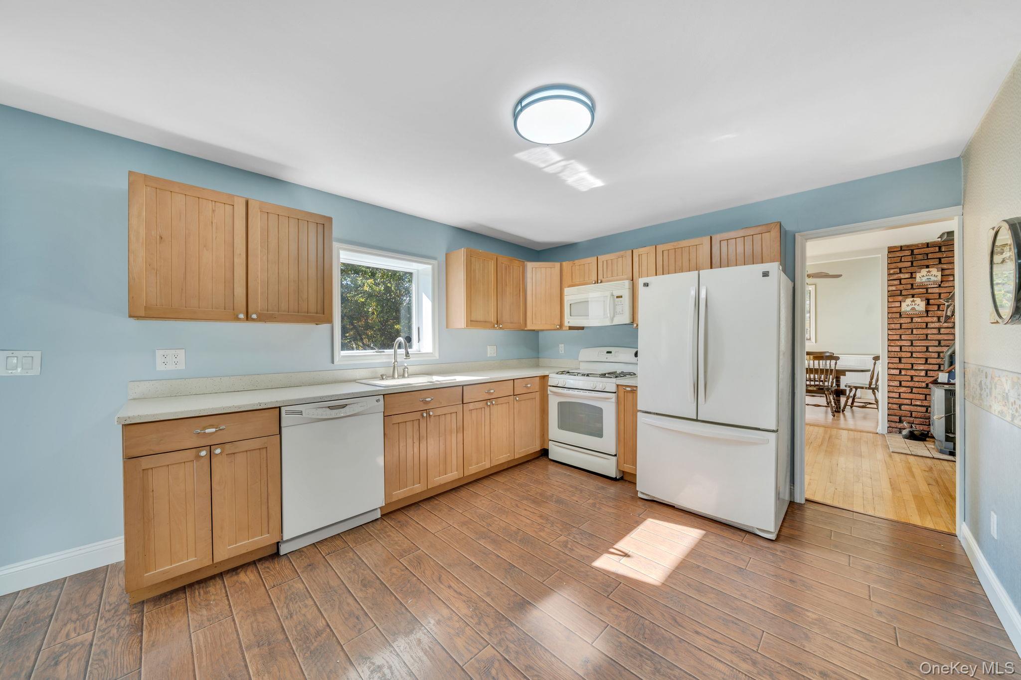 #13 photo, 8 N 1st Street, サフォーク郡 Holbrook , NY 11741