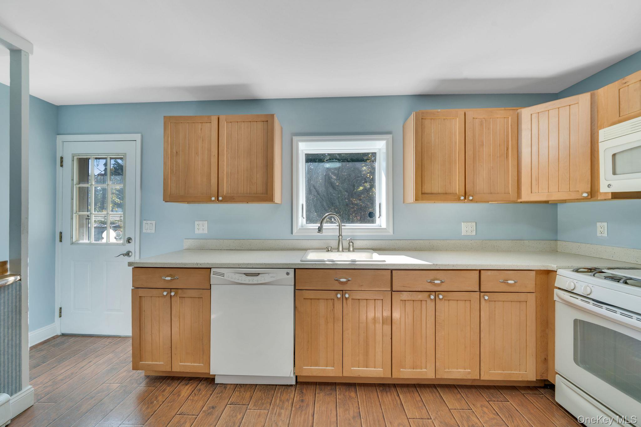 #14 photo, 8 N 1st Street, サフォーク郡 Holbrook , NY 11741