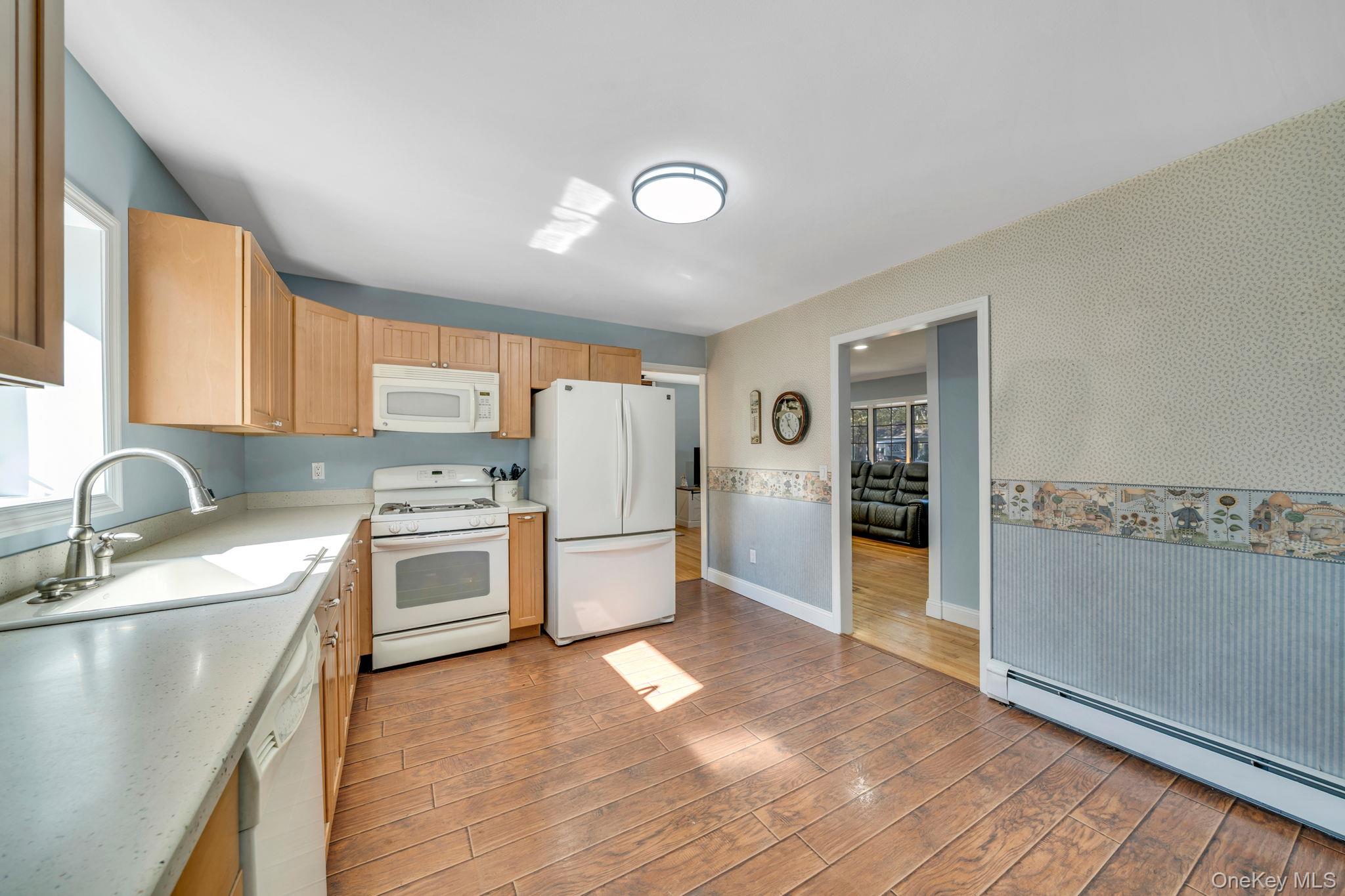 #15 photo, 8 N 1st Street, サフォーク郡 Holbrook , NY 11741