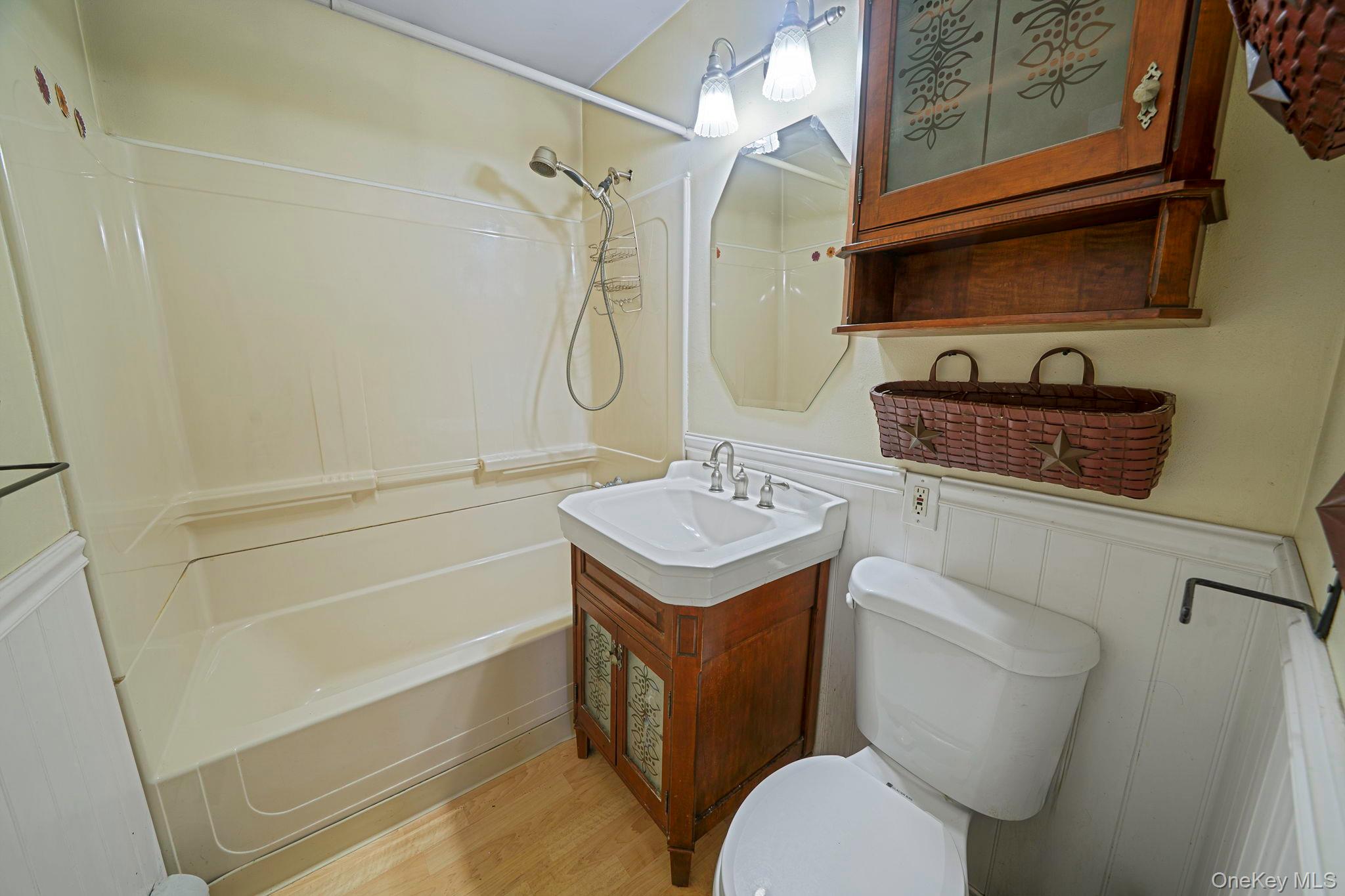 #20 photo, 8 N 1st Street, サフォーク郡 Holbrook , NY 11741