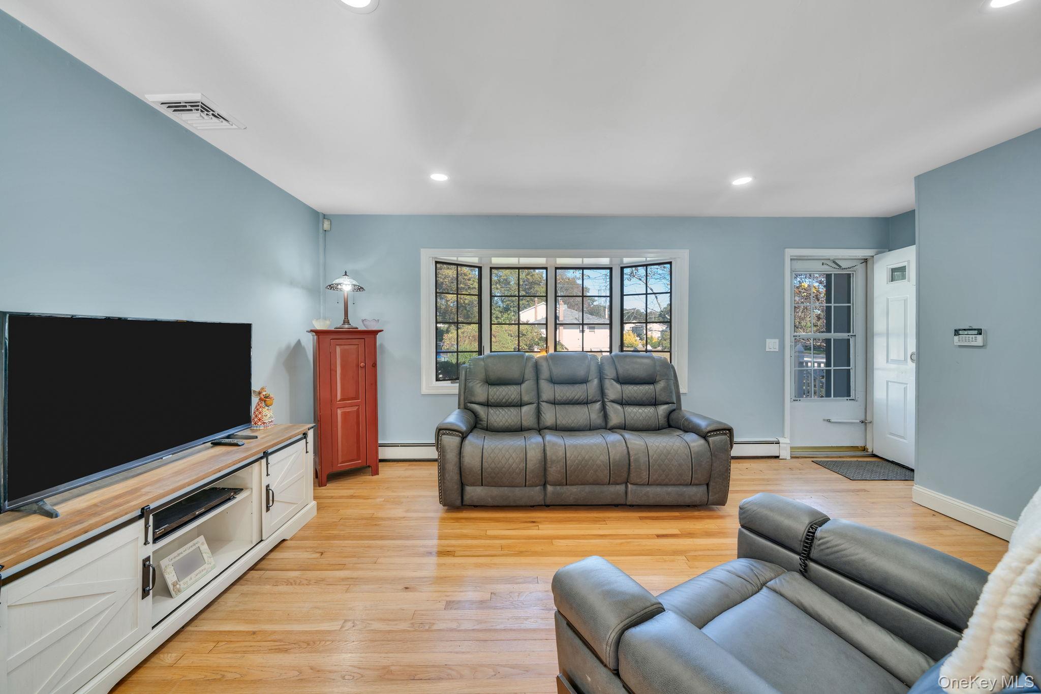 #3 photo, 8 N 1st Street, サフォーク郡 Holbrook , NY 11741