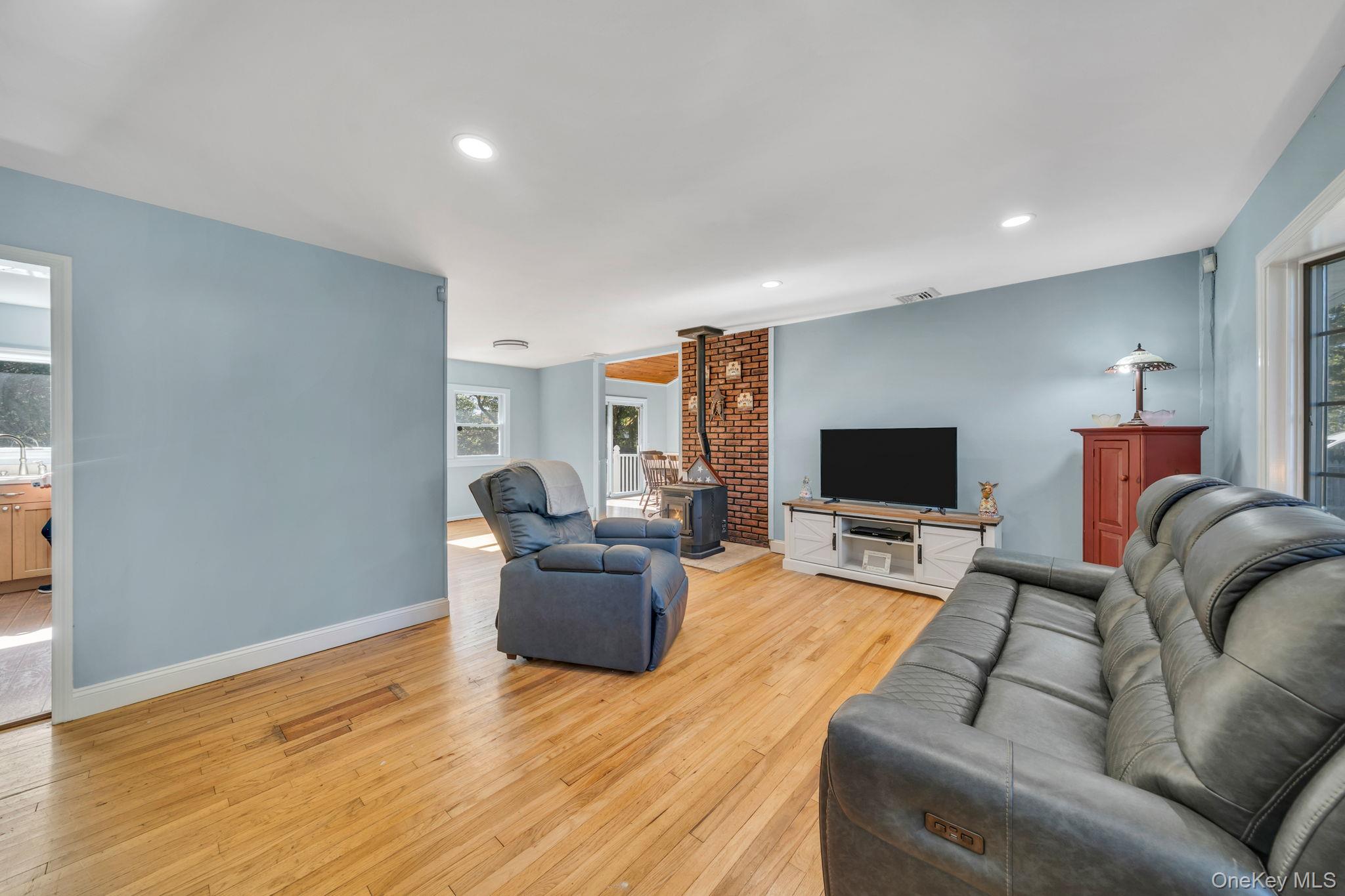 #4 photo, 8 N 1st Street, サフォーク郡 Holbrook , NY 11741