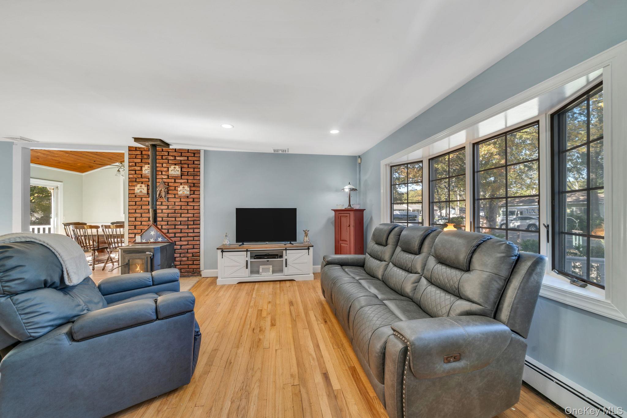 #5 photo, 8 N 1st Street, サフォーク郡 Holbrook , NY 11741