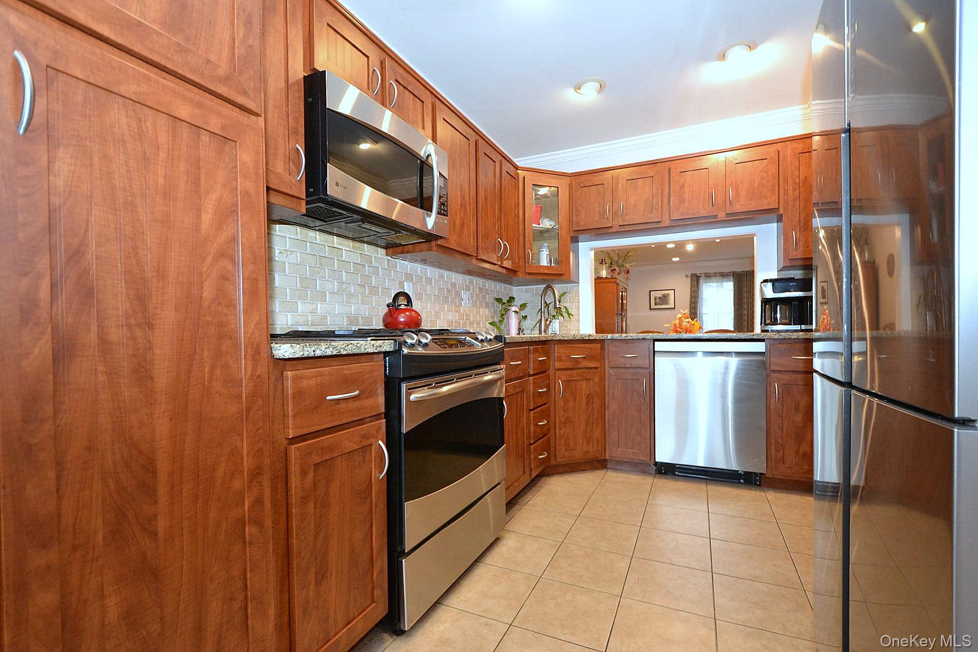 #3 photo, 91 Broadlawn Drive, サフォーク郡 Central Islip , NY 11722