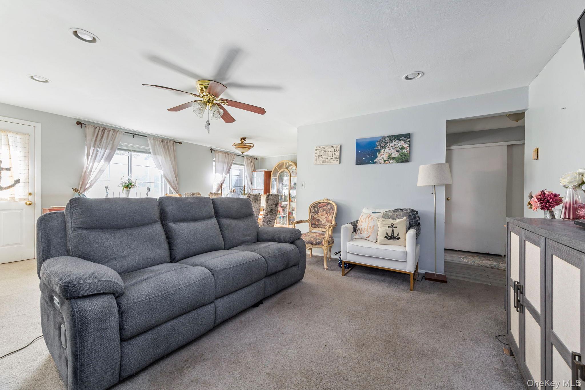 #2 photo, 1233 Melville Road, サフォーク郡 Farmingdale , NY 11735