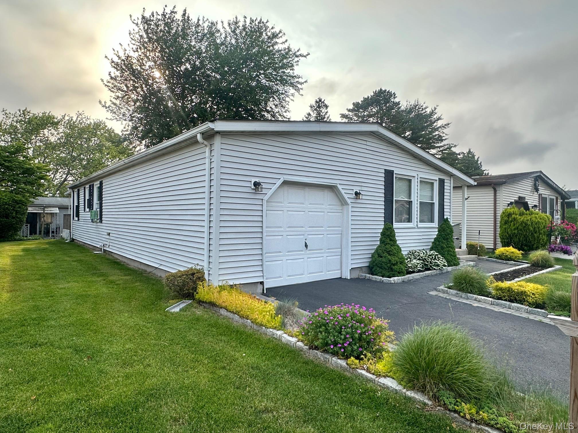 #2 photo, 16 Village Circle, サフォーク郡 Manorville , NY 11949