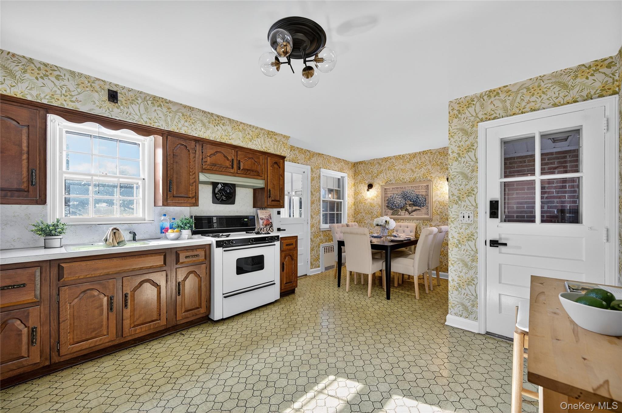 #10 photo, 60 Concord Street, ナッソー郡 Westbury , NY 11590