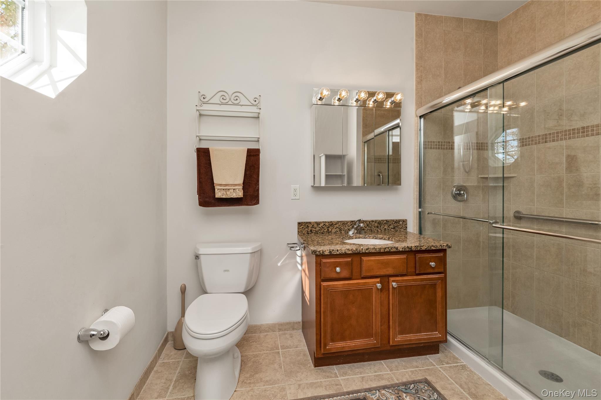 #13 photo, 331 Spring Drive, ナッソー郡 East Meadow , NY 11554