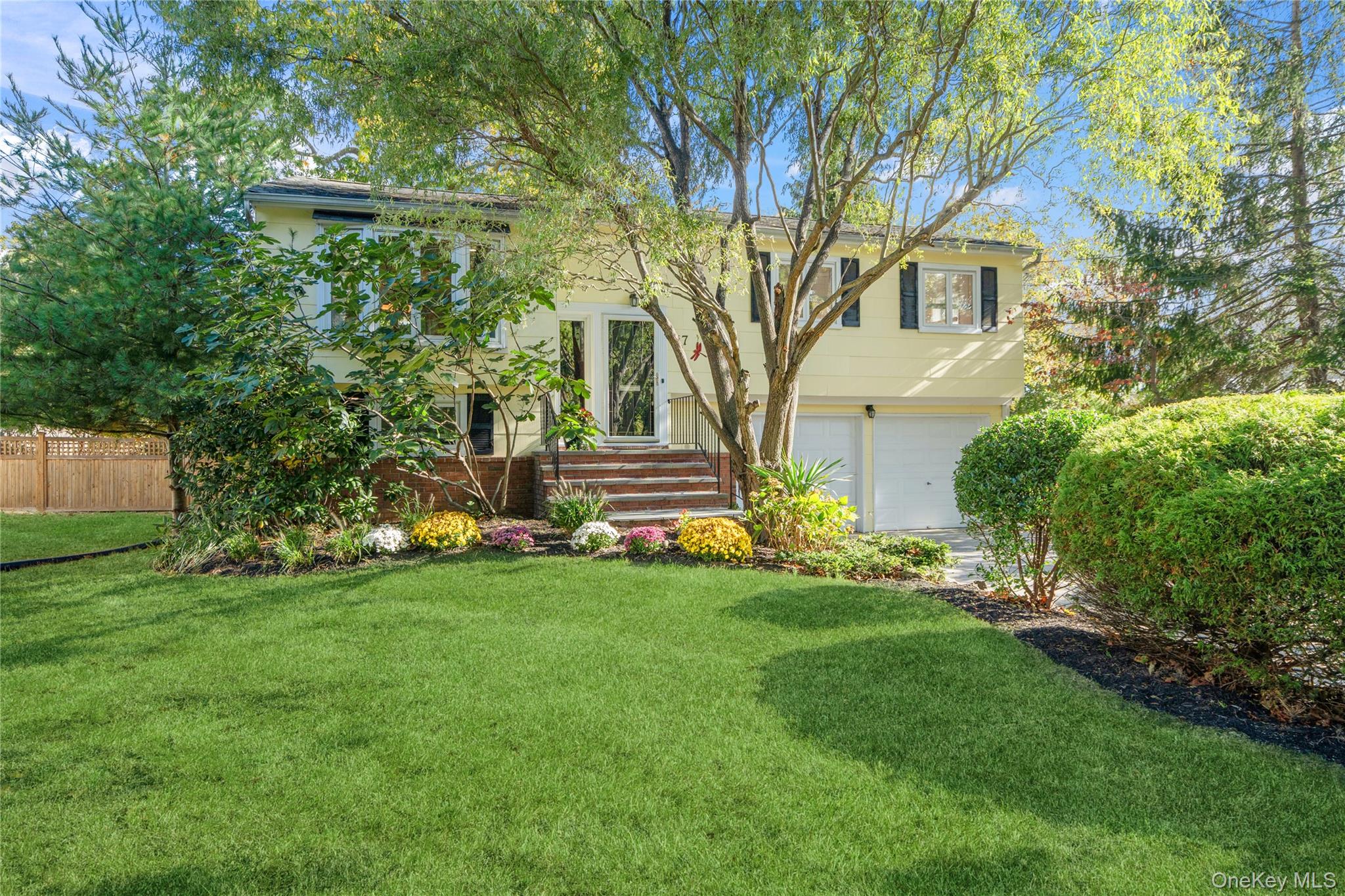 #1 photo, 17 Lanier Lane, सफ़ोक काउंटी Bay Shore , NY 11706