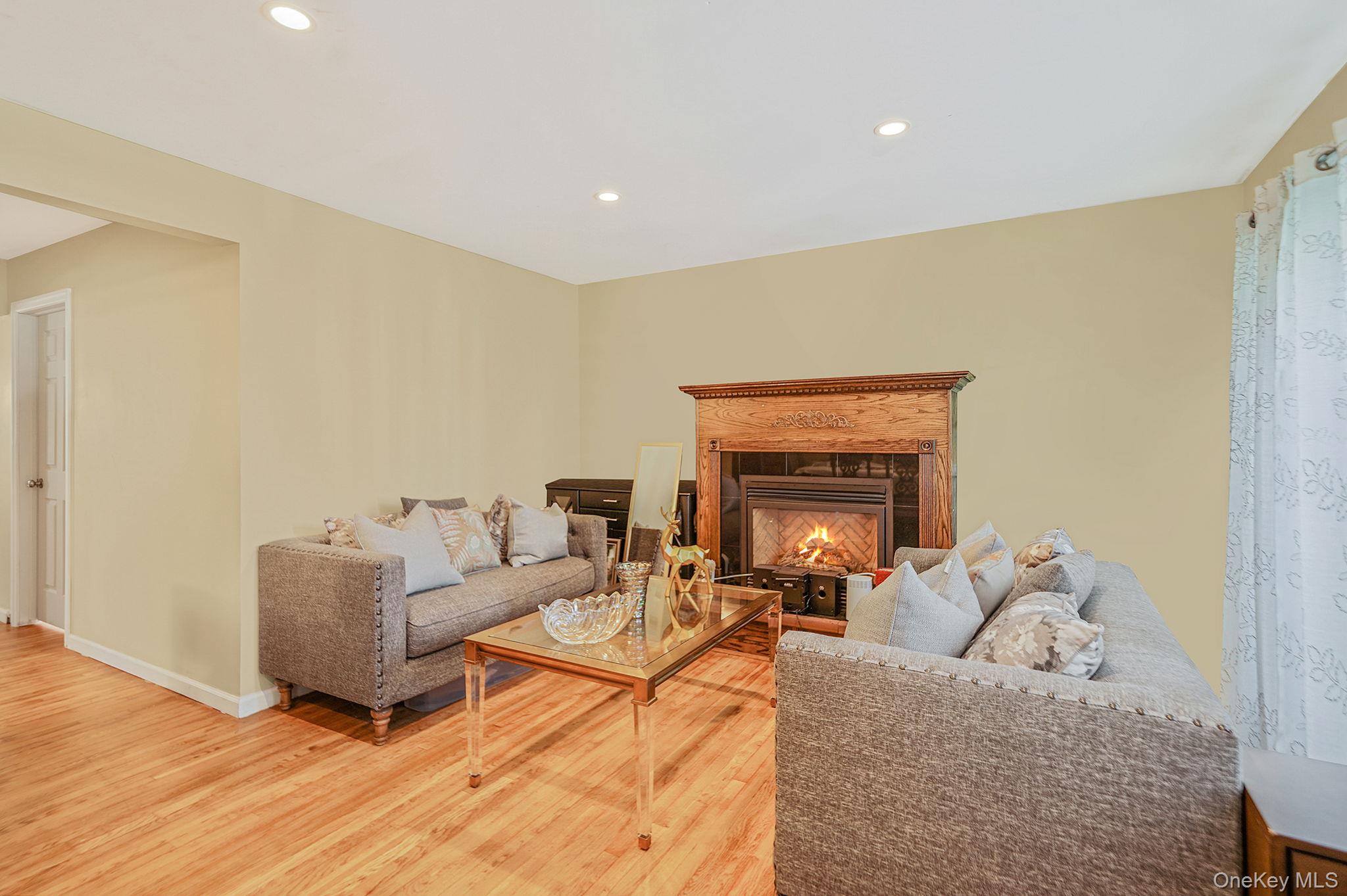 #2 photo, 52 Elmwood Avenue, ナッソー郡 Hempstead , NY 11550