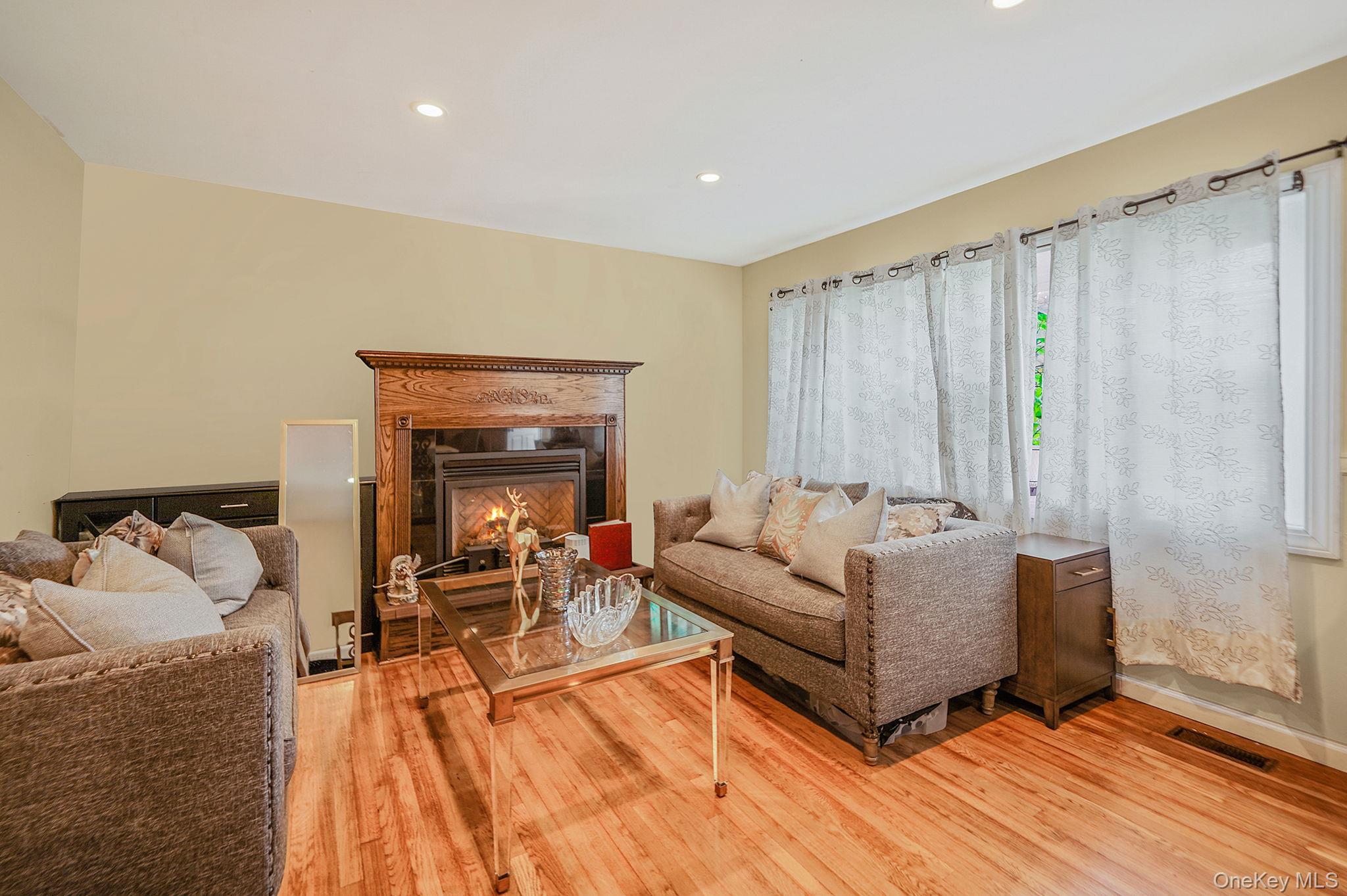 #3 photo, 52 Elmwood Avenue, ナッソー郡 Hempstead , NY 11550