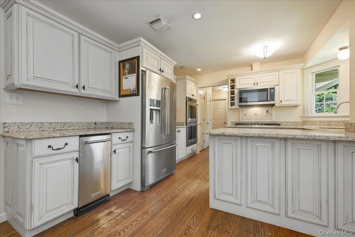 #5 photo, 15 Centerport Road, Greenlawn , NY 11740