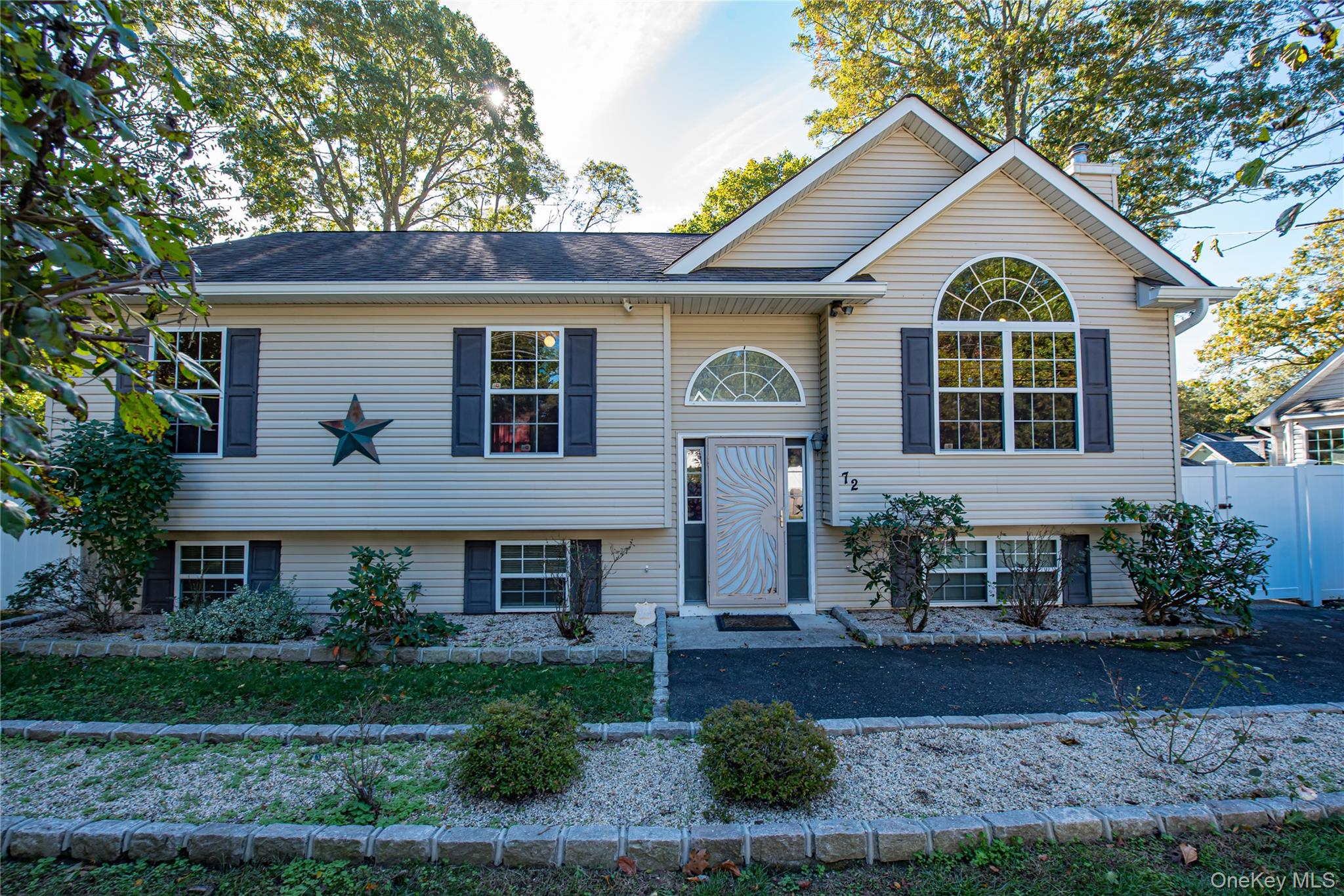 #1 photo, 72 Clinton Avenue, サフォーク郡 Mastic , NY 11950