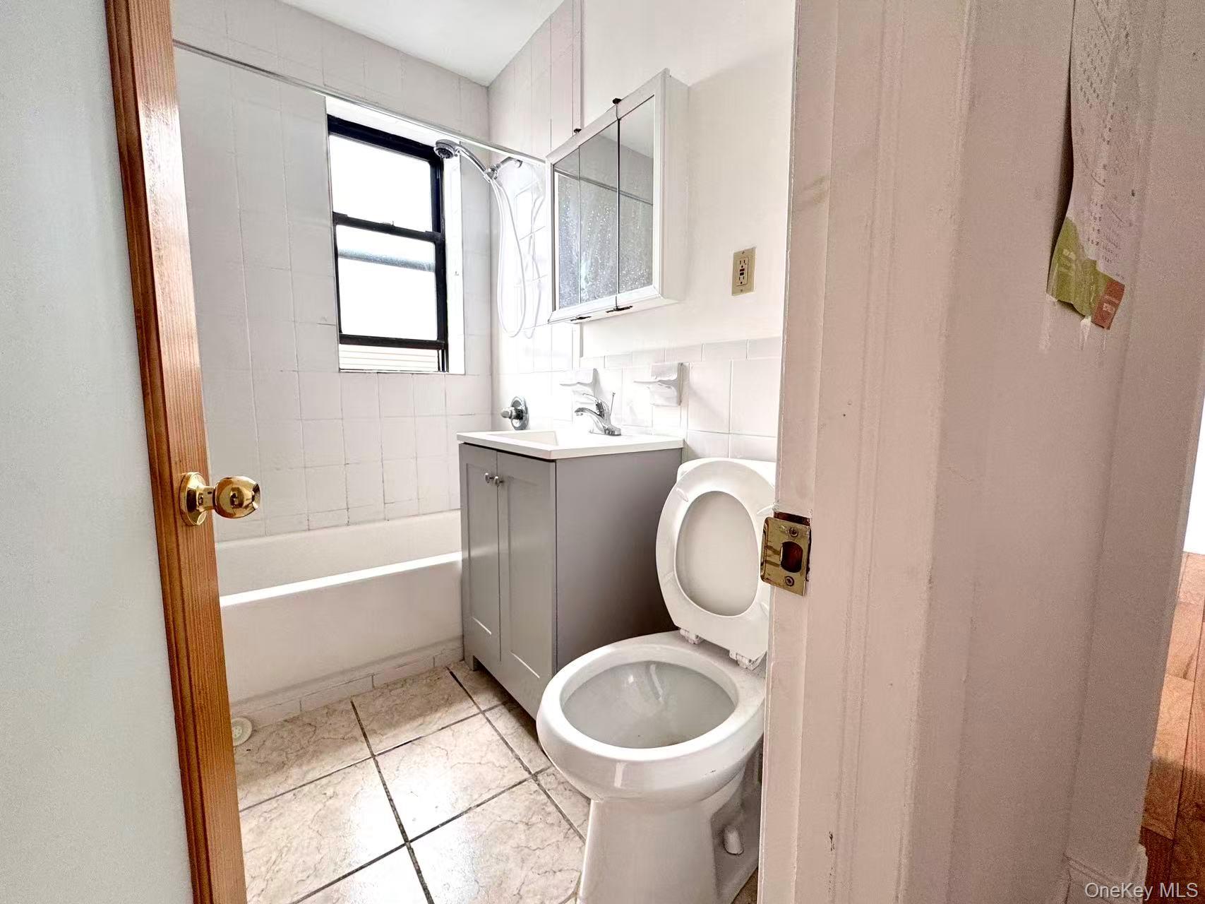 #4 photo, 4012 73rd Street, クイーンズ区 Woodside , NY 11377