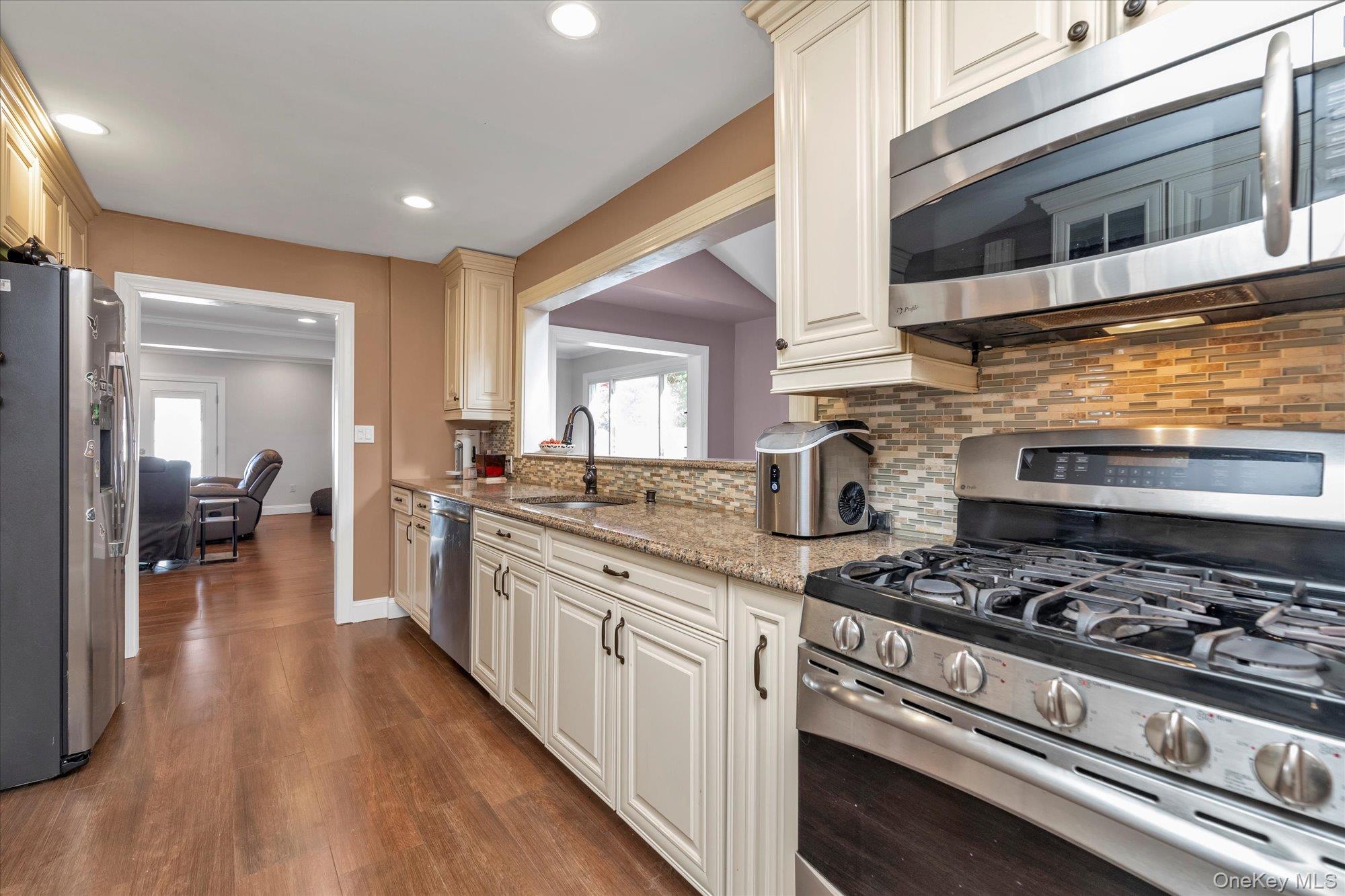 #10 photo, 528 Carpenter Avenue, Oceanside , NY 11572