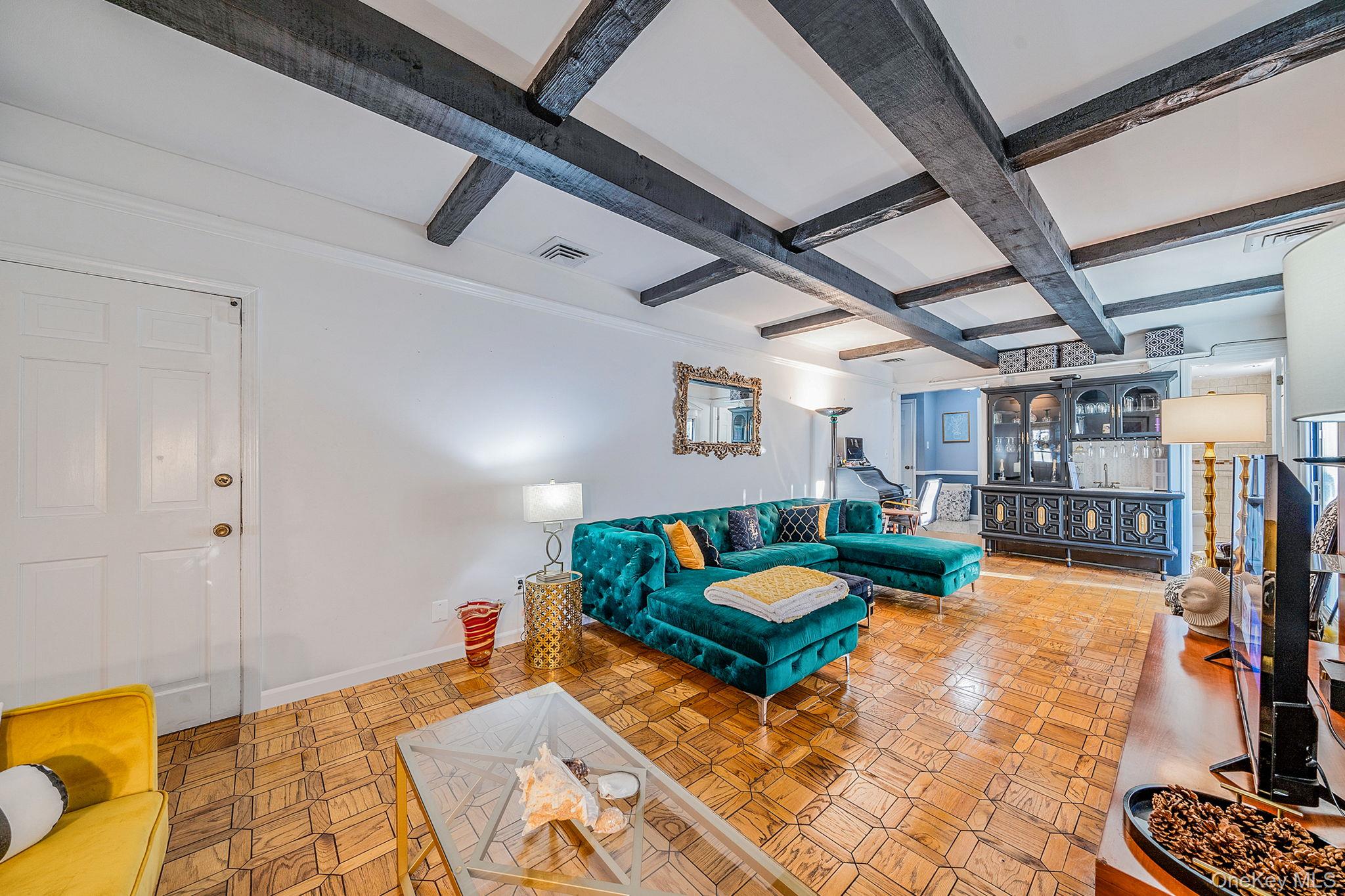 #13 photo, 28 Winfield Davis Drive, サフォーク郡 Coram , NY 11727