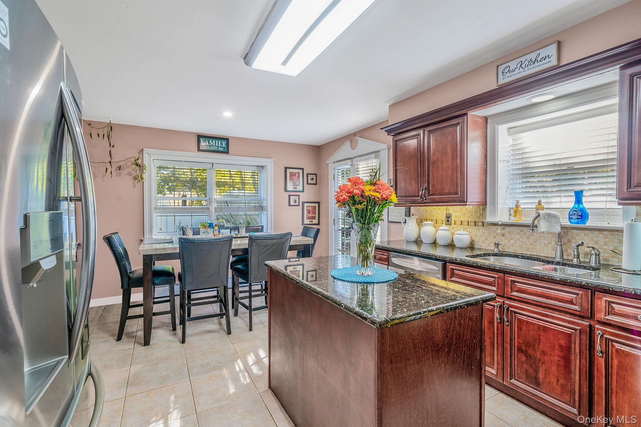 #14 photo, 28 Winfield Davis Drive, サフォーク郡 Coram , NY 11727