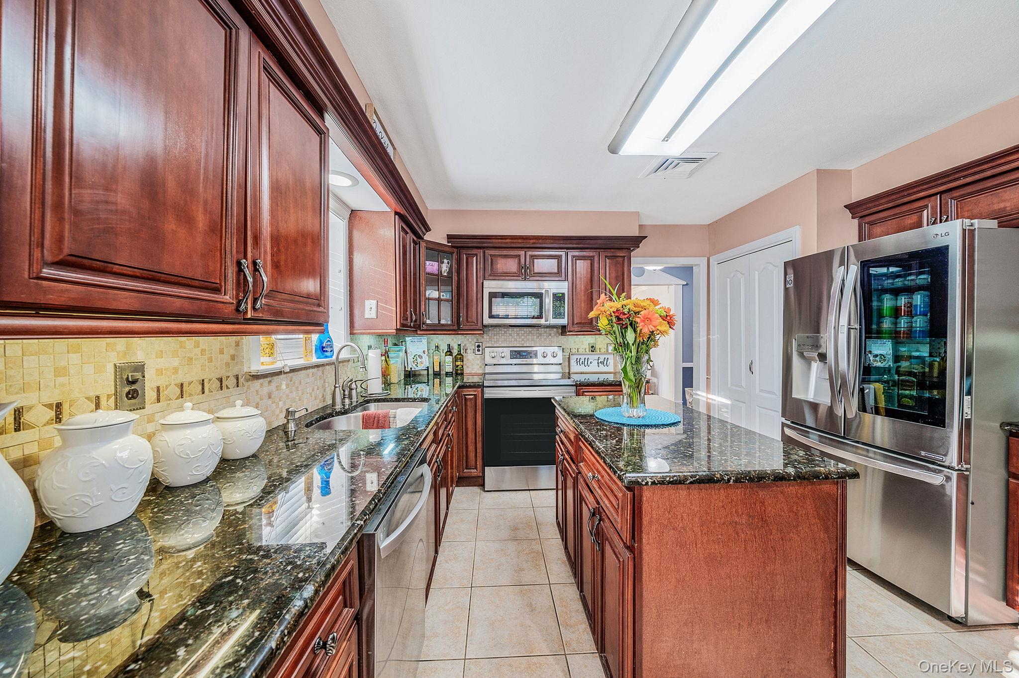 #16 photo, 28 Winfield Davis Drive, サフォーク郡 Coram , NY 11727