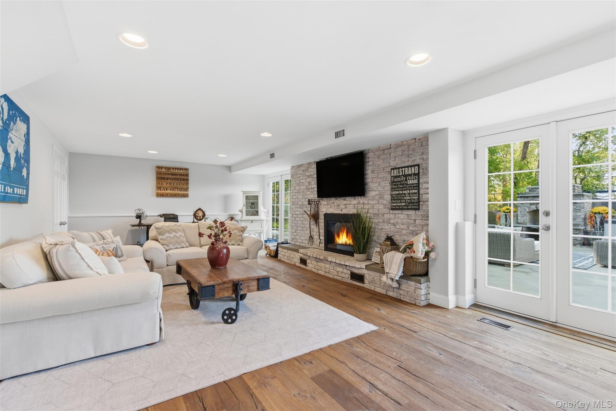 #20 photo, 17 Winchester Lane, Huntington , NY 11743