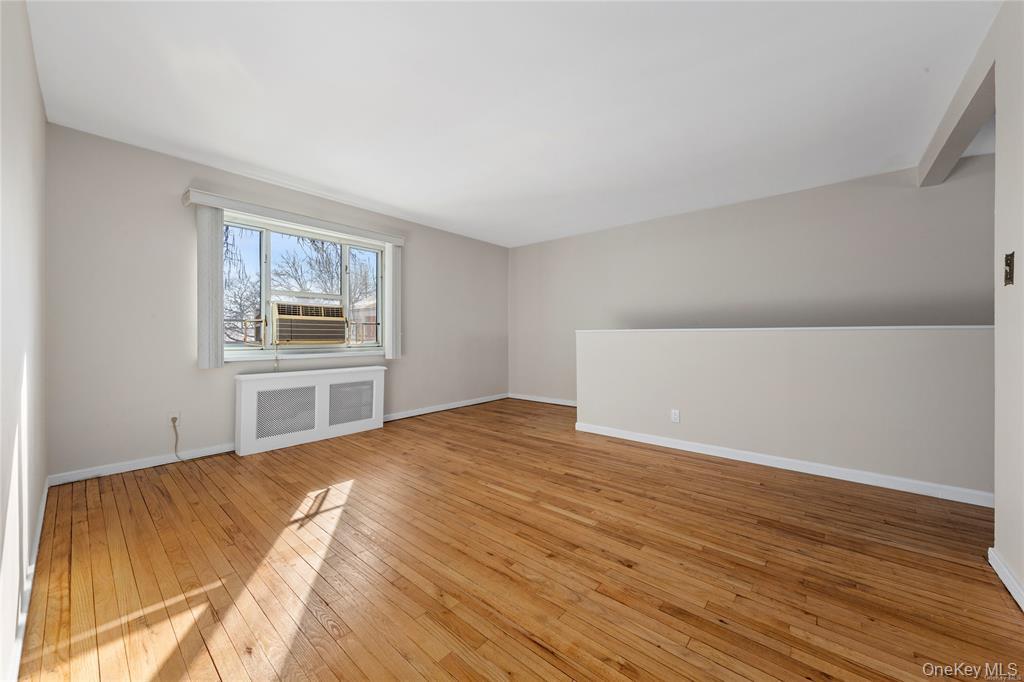 #2 photo, 220-06 Stronghurst Avenue, クイーンズ区 Queens Village , NY 11427