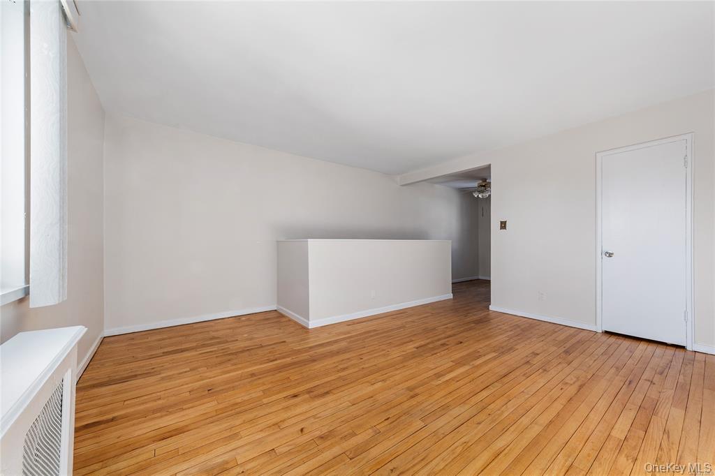 #3 photo, 220-06 Stronghurst Avenue, クイーンズ区 Queens Village , NY 11427