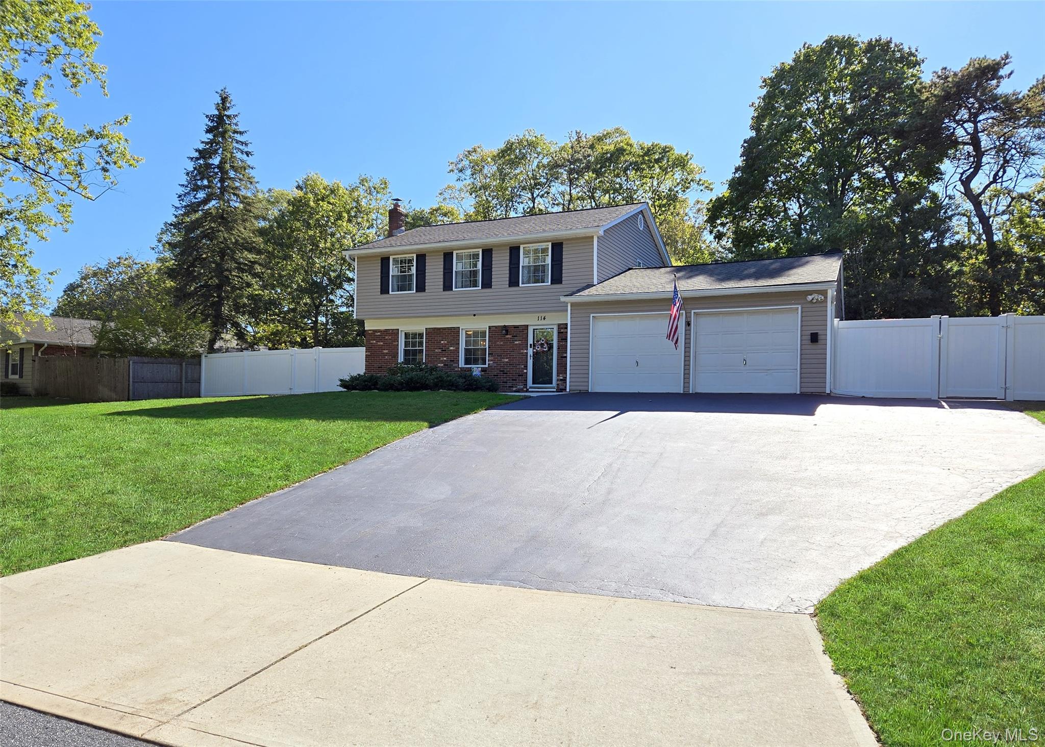 #1 photo, 114 Wedgewood Drive, サフォーク郡 Coram , NY 11727