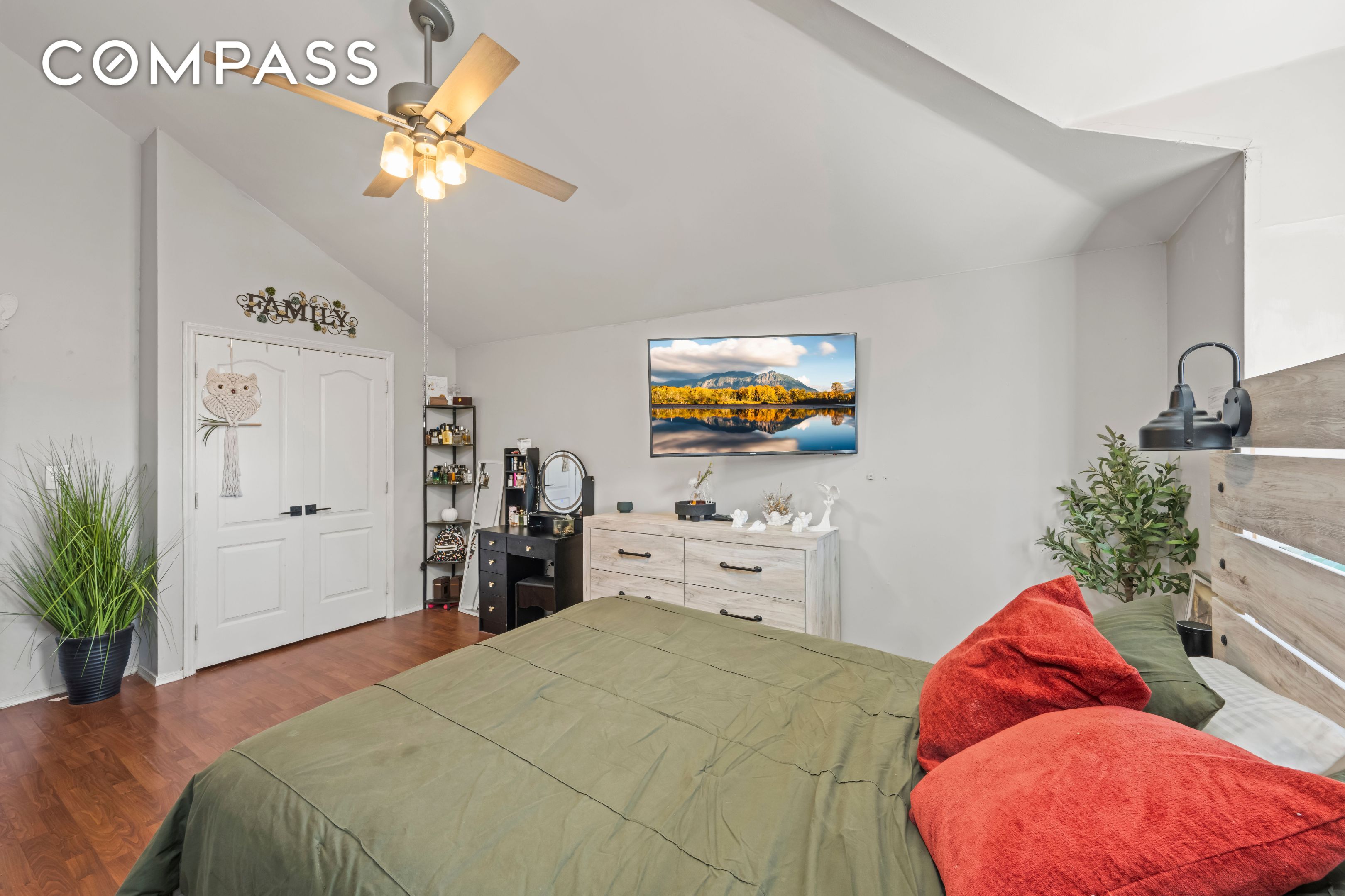 #16 photo, 55 Sideview Avenue, New York City , NY 10314