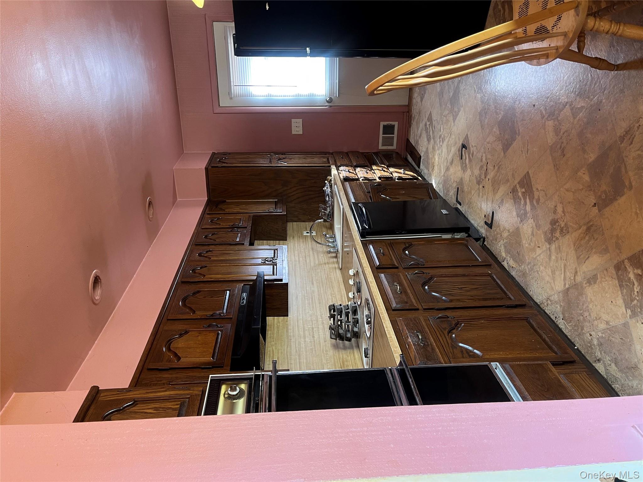 #4 photo, 233 W 12th Street, サフォーク郡 Babylon , NY 11729