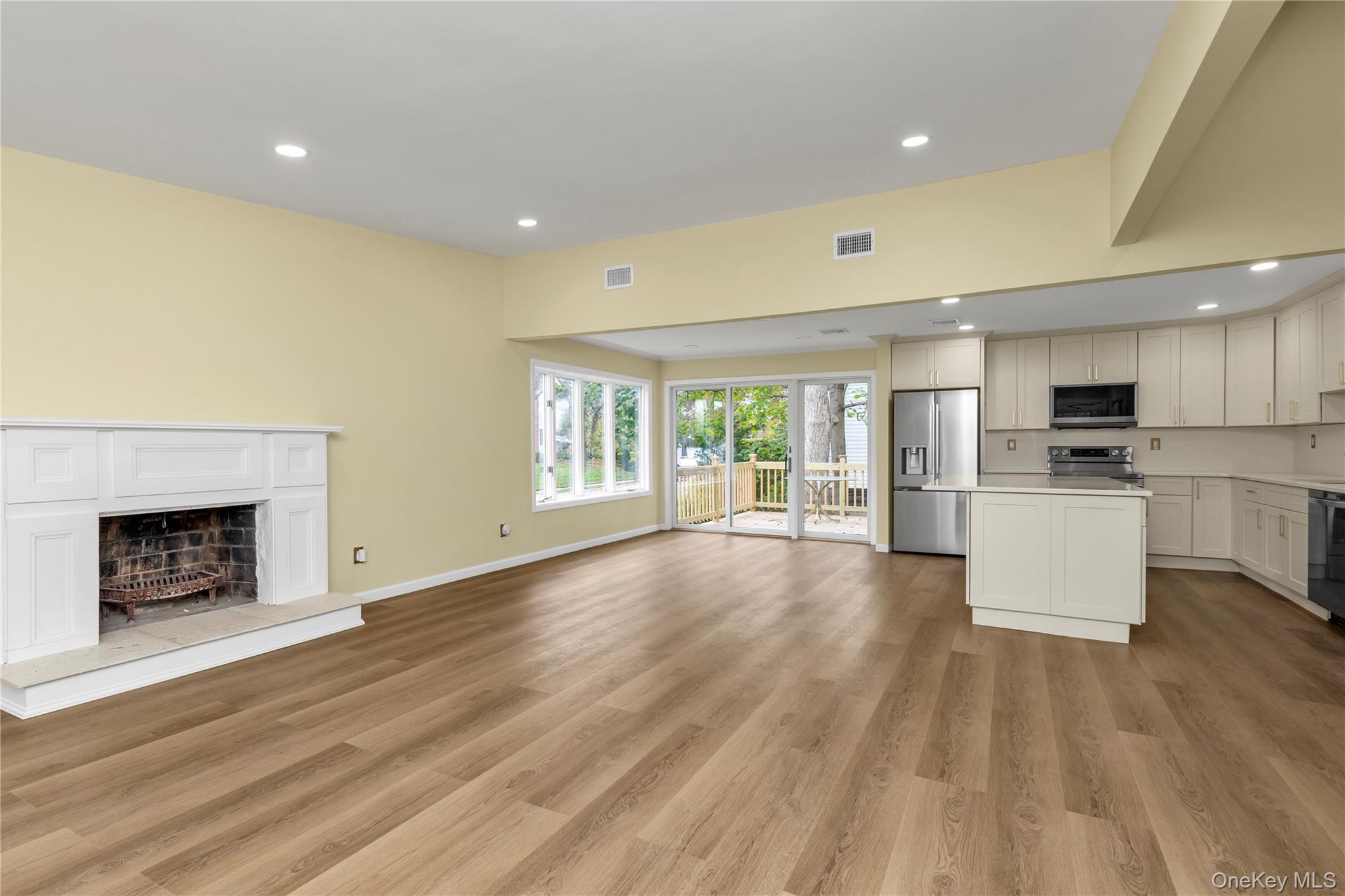 #19 photo, 2 Arbor Gate, Old Bethpage , NY 11804