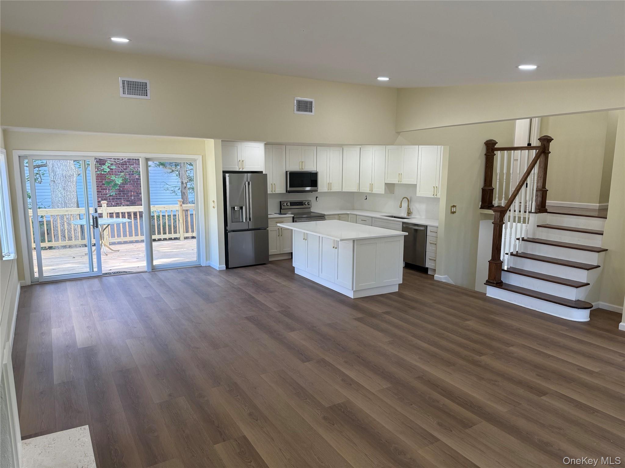 #2 photo, 2 Arbor Gate, Old Bethpage , NY 11804