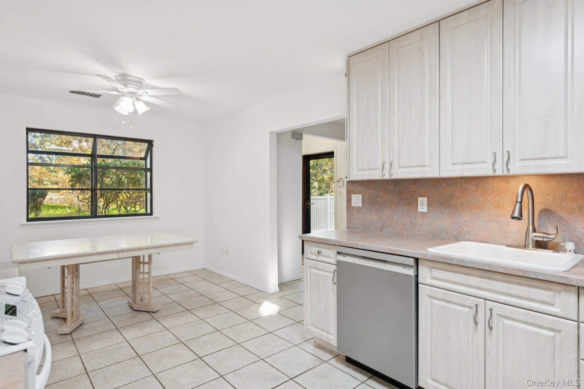 #12 photo, 99 Birchwood Road, サフォーク郡 Coram , NY 11727