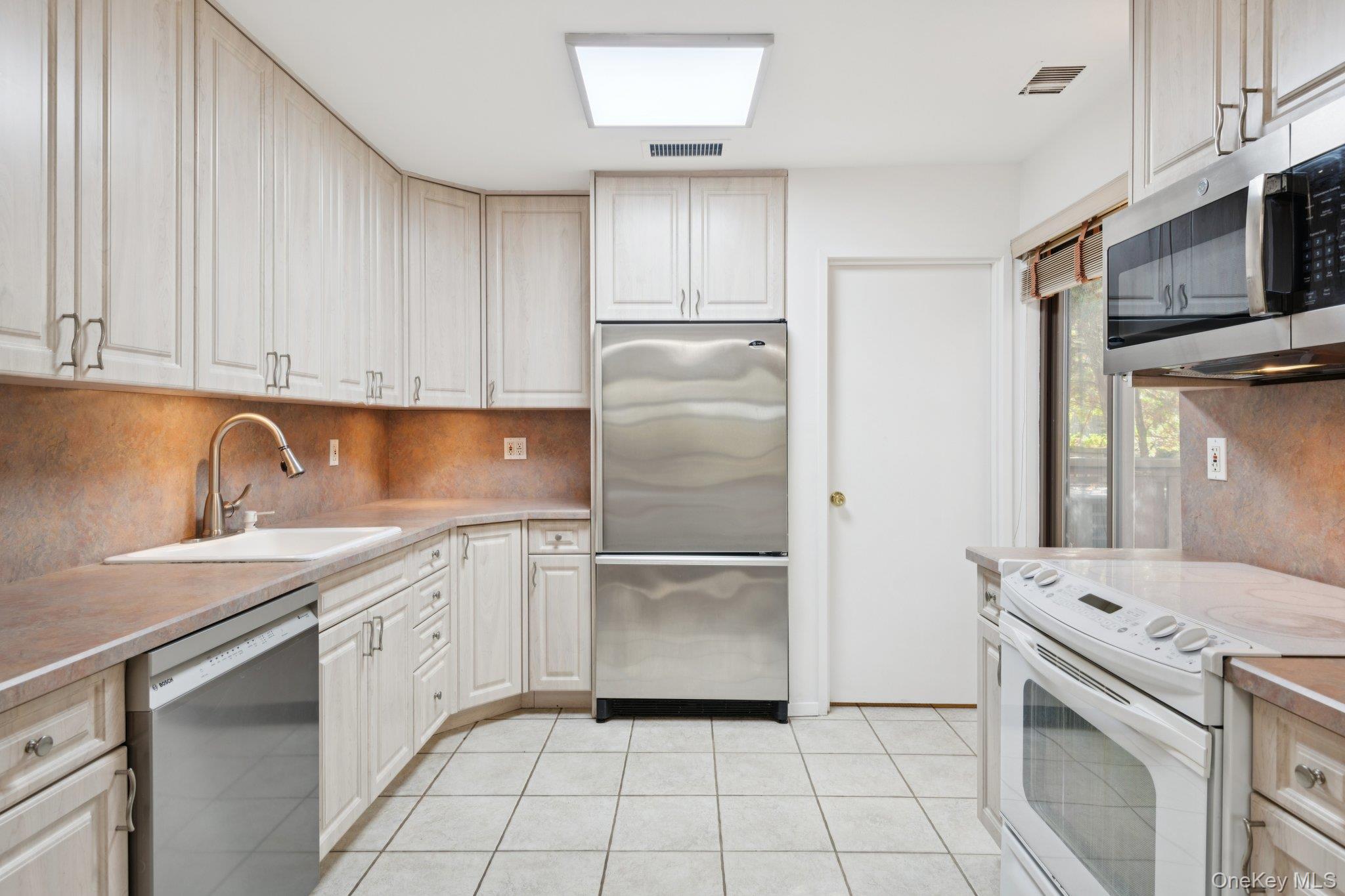 #15 photo, 99 Birchwood Road, サフォーク郡 Coram , NY 11727