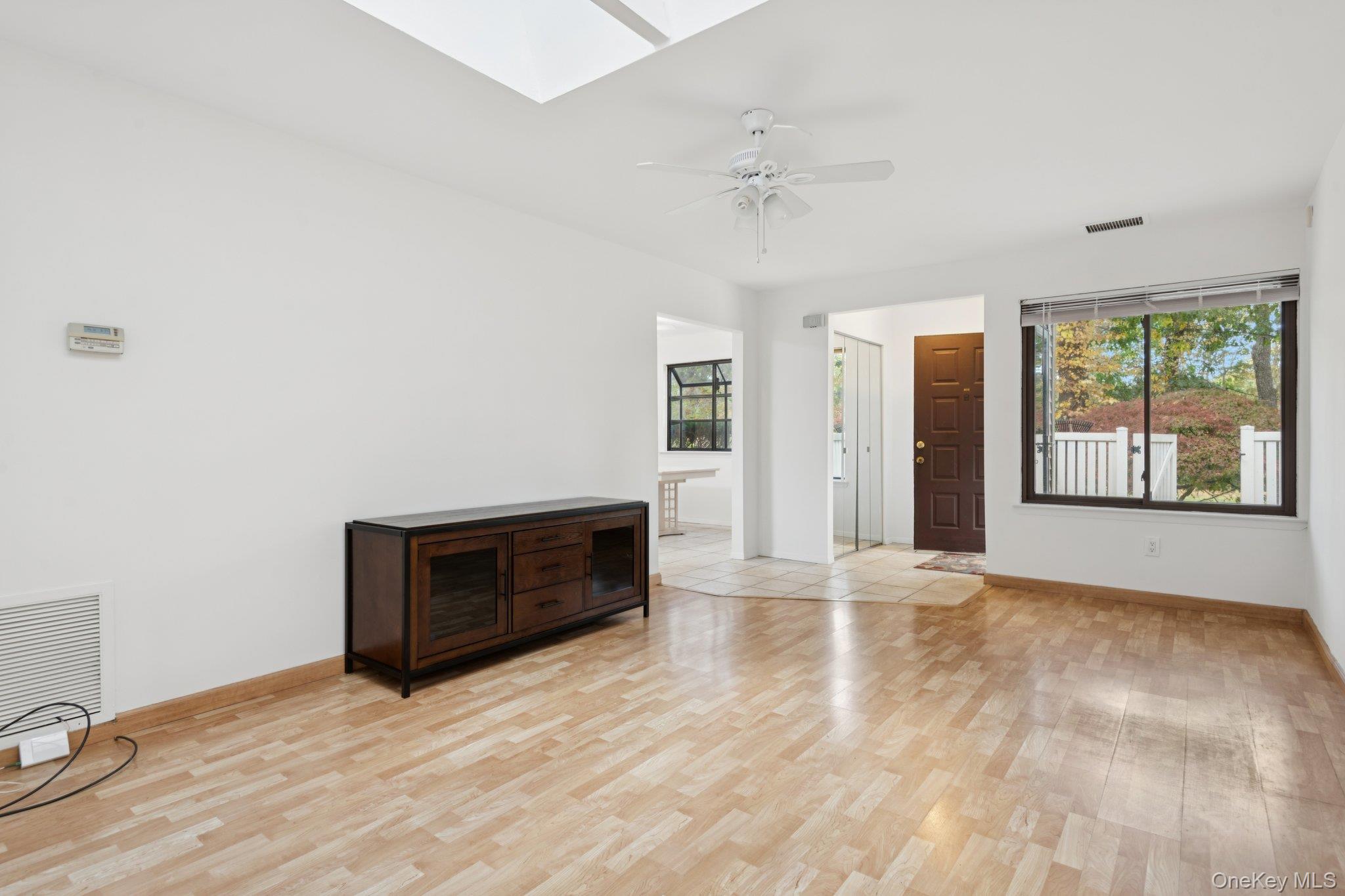 #6 photo, 99 Birchwood Road, サフォーク郡 Coram , NY 11727