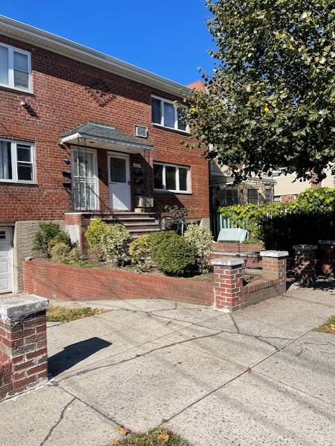 #1 photo, 2014 149th St, #1 plus Basement, クイーンズ区 Whitestone , NY 11357