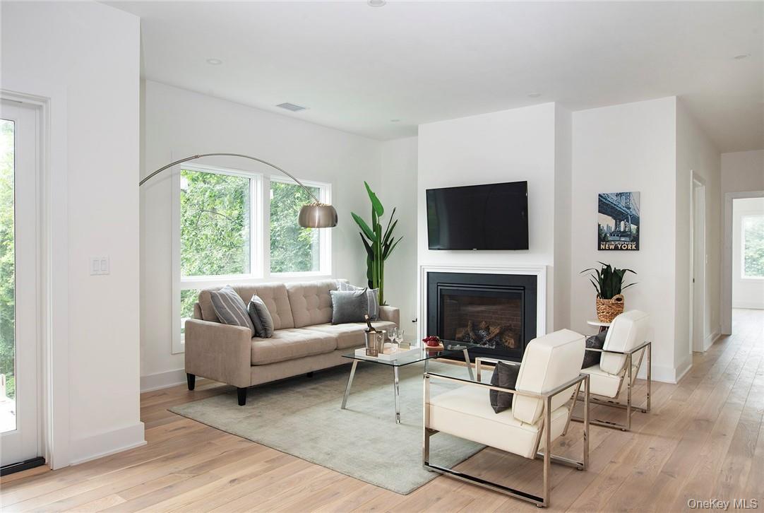 #2 photo, 8 Boulevard West, Pelham , NY 10803