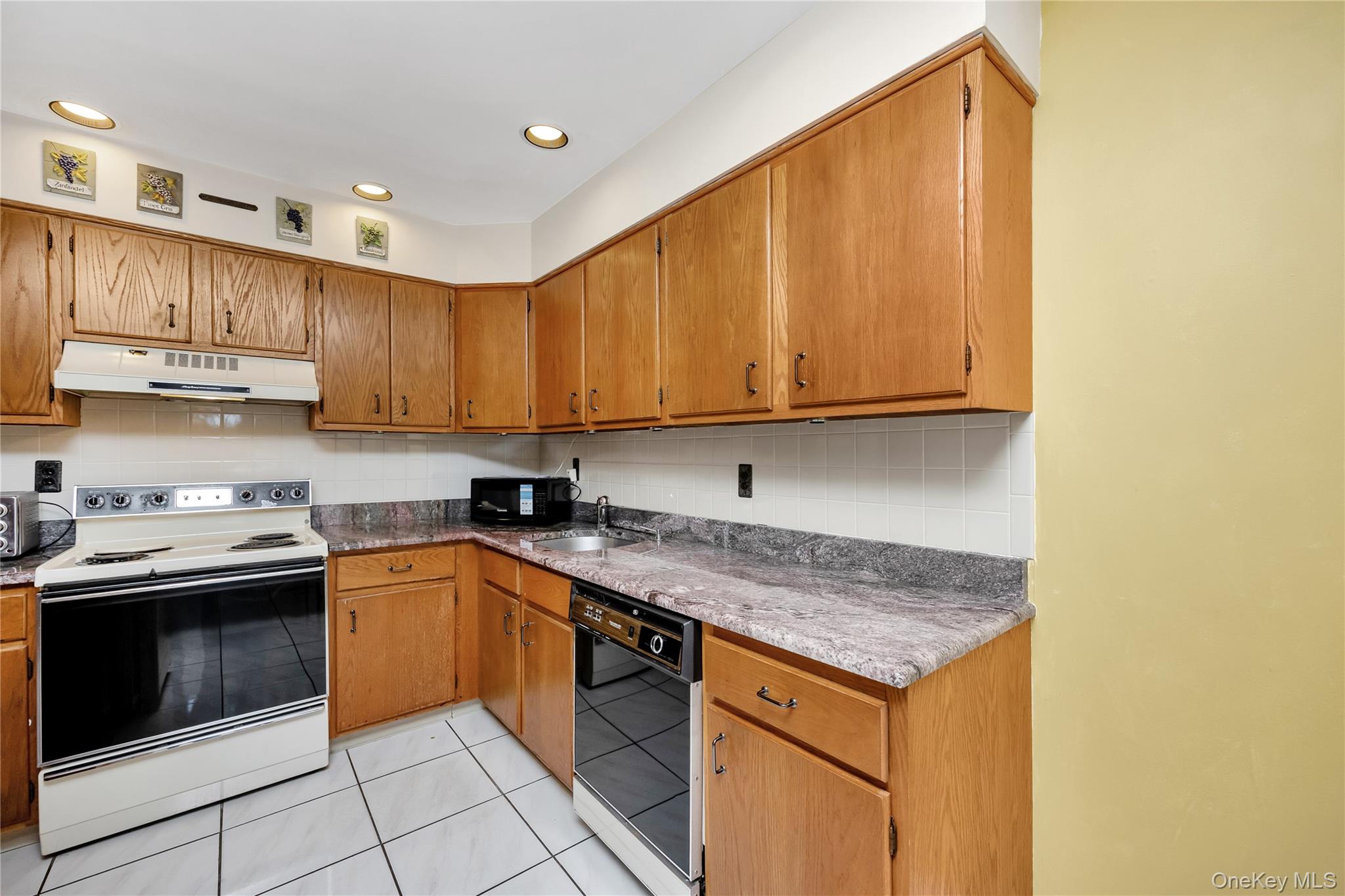 #7 photo, 22 Balsam Court, Wantagh , NY 11793